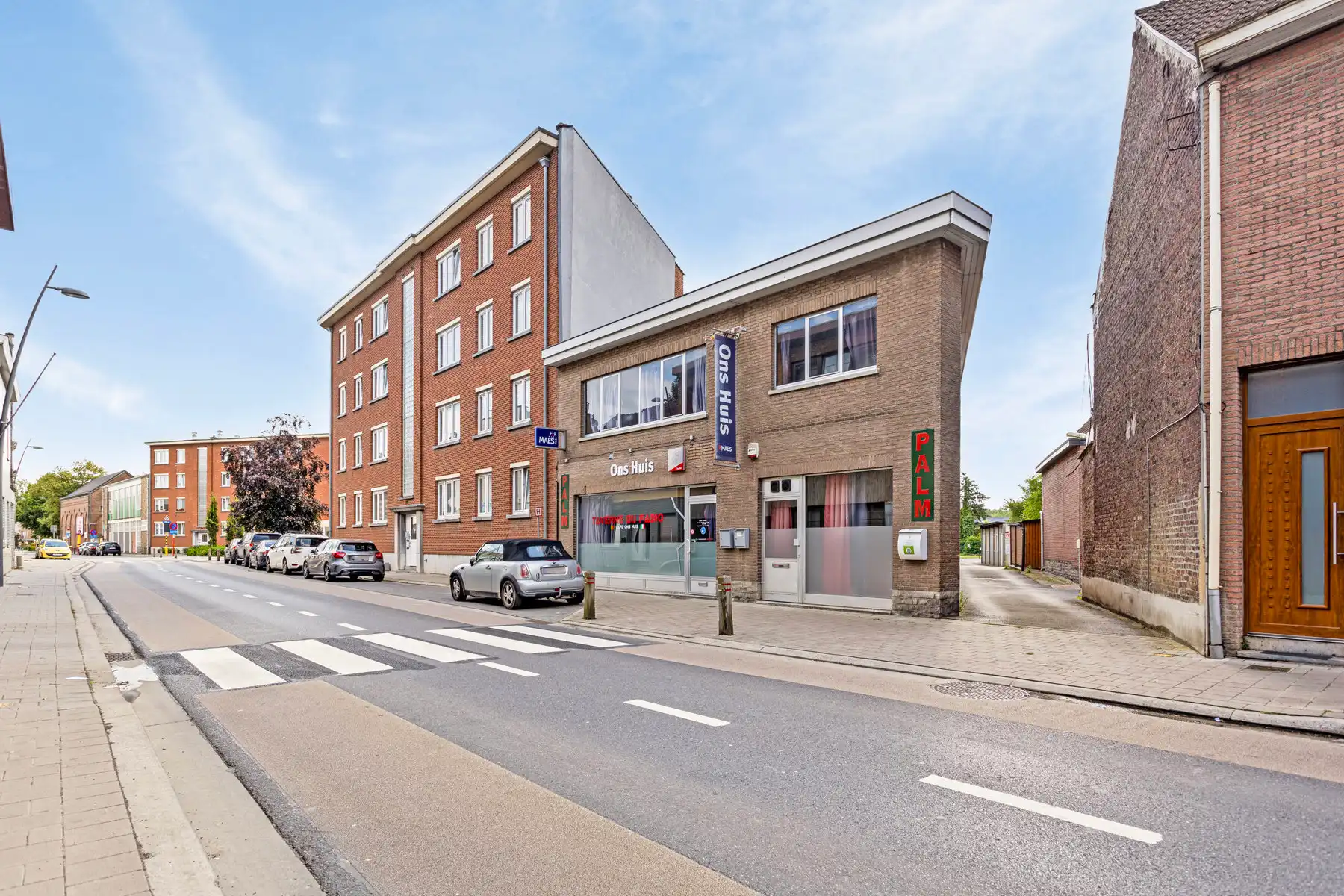 Uitzonderlijk gebouw met feestzaal, appartement en garages foto 2