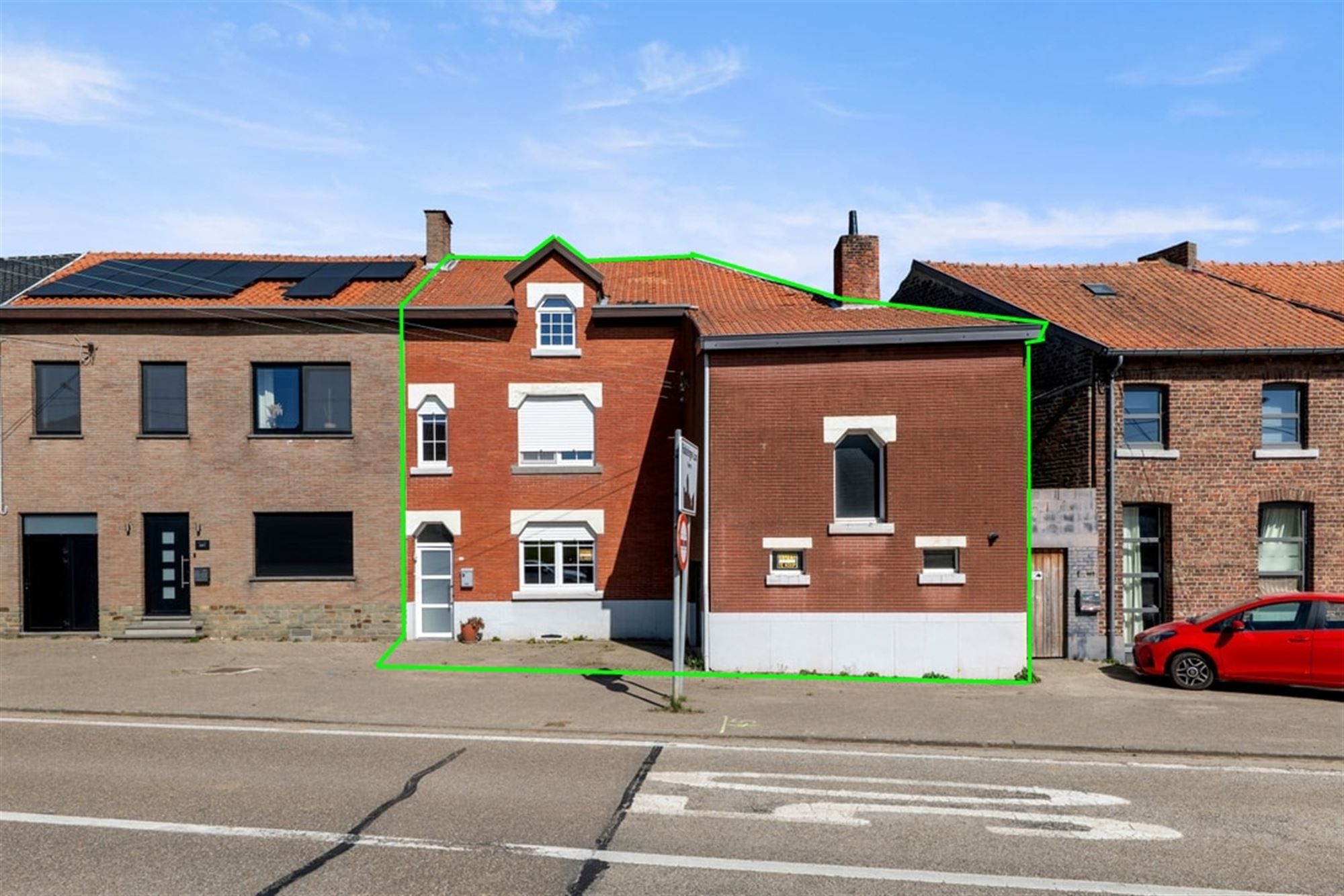 Hoofdfoto van de publicatie: GEZELLIGE GEZINSWONING MET 3 SLKS EN EEN GARAGE IN HET LANDELIJKE HEERS