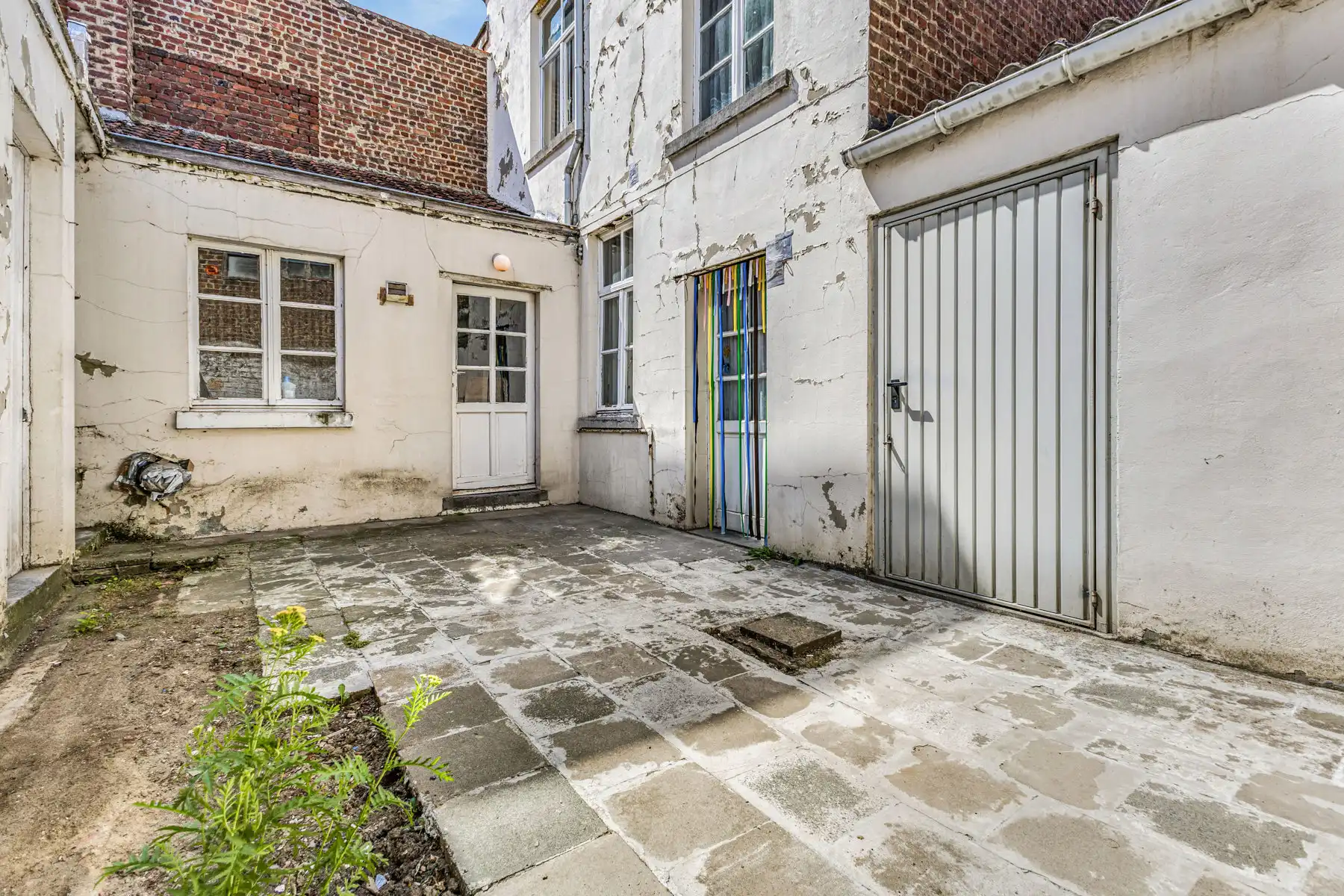 Te renoveren woning met veel mogelijkheden en garage foto 10