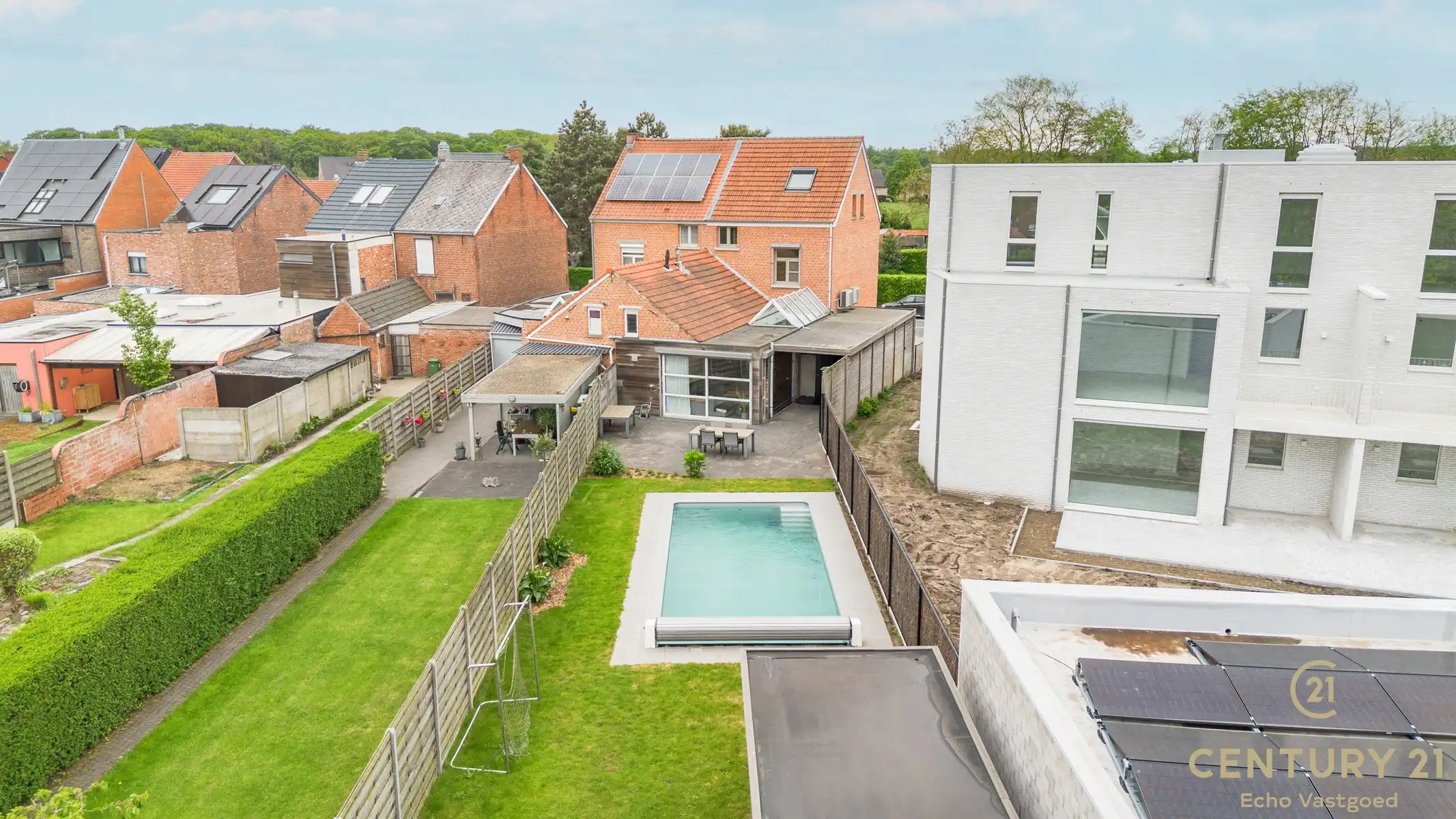 Verrassend ruime, onderhouden woning met zwembad en bijhuis. foto 29