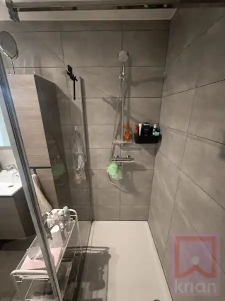Volledig instapklaar gelijkvloers appartement met 2 slaapkamers, ruime tuin én garagebox foto 15