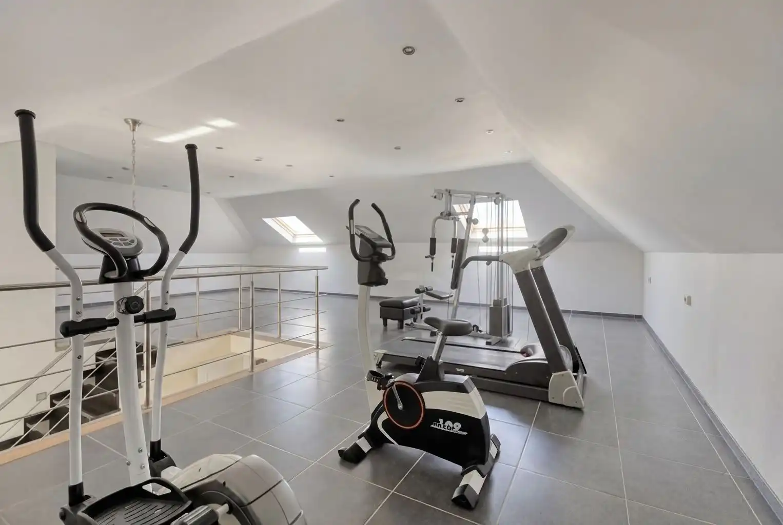 Prachtige vrijstaande villa met 5 (+3) slaapkamers, garage en omheinde tuin, ideaal gelegen op een boogscheut van het centrum van Maaseik.  foto 27