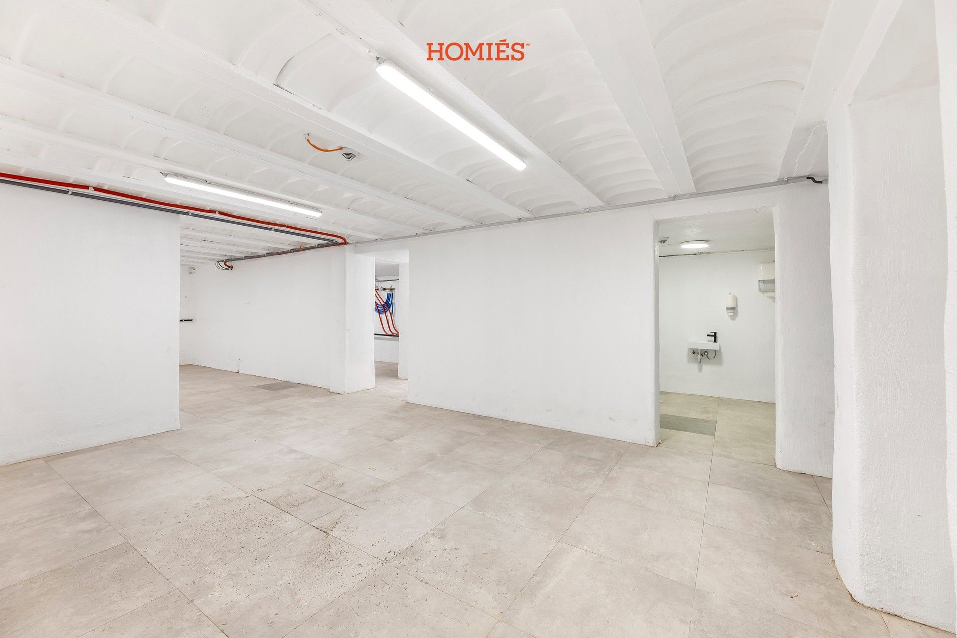 Ruime handelsruimte op toplocatie foto 12