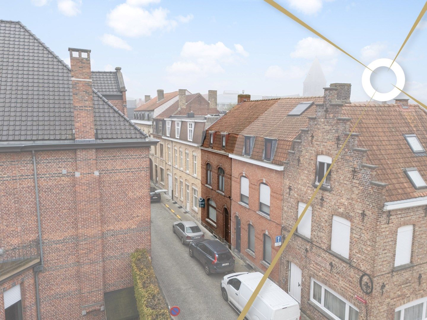 Hoofdfoto van de publicatie: Verrassend ruime woning met 5 slaapkamers en zonnige stadstuin in het historische stadscentrum van Ieper