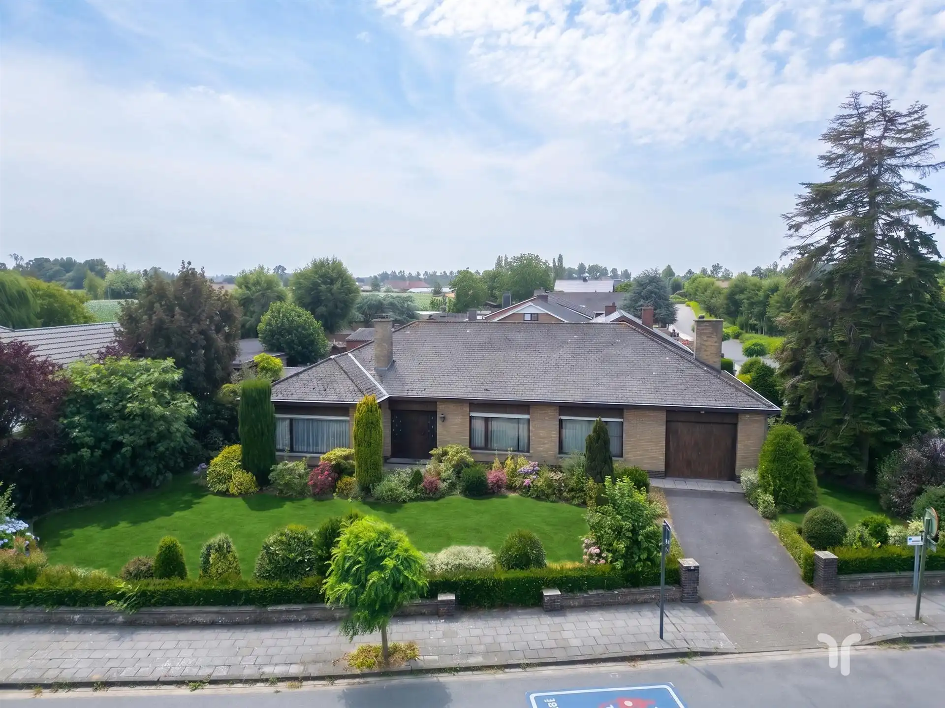Hoofdfoto van de publicatie: Laagbouwvilla met veel potentieel en prachtige tuin op een centrale ligging.