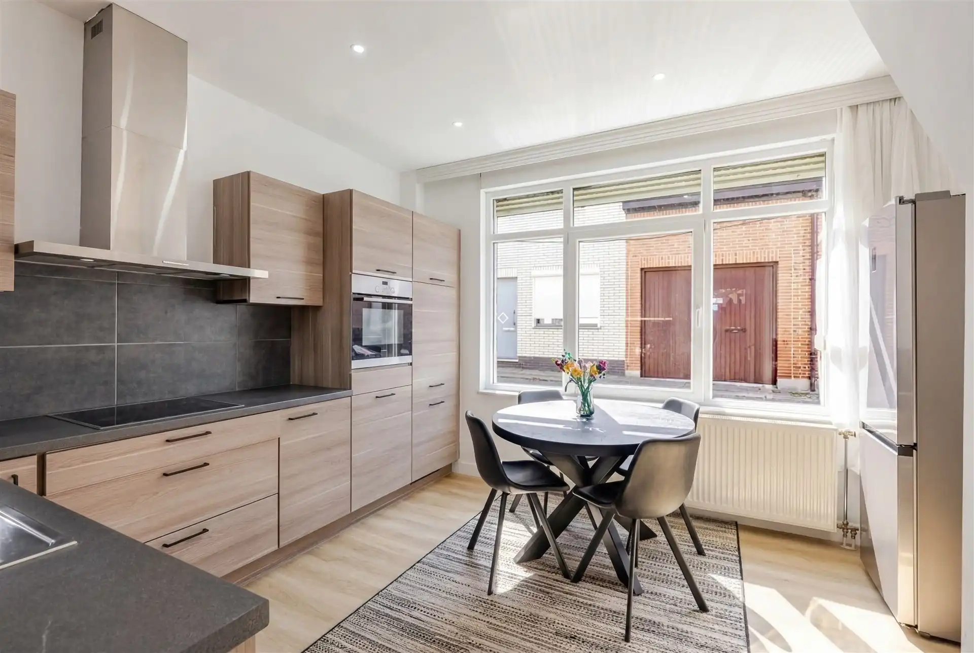 Top gerenoveerde woning met 3 slks op gunstige ligging foto 9
