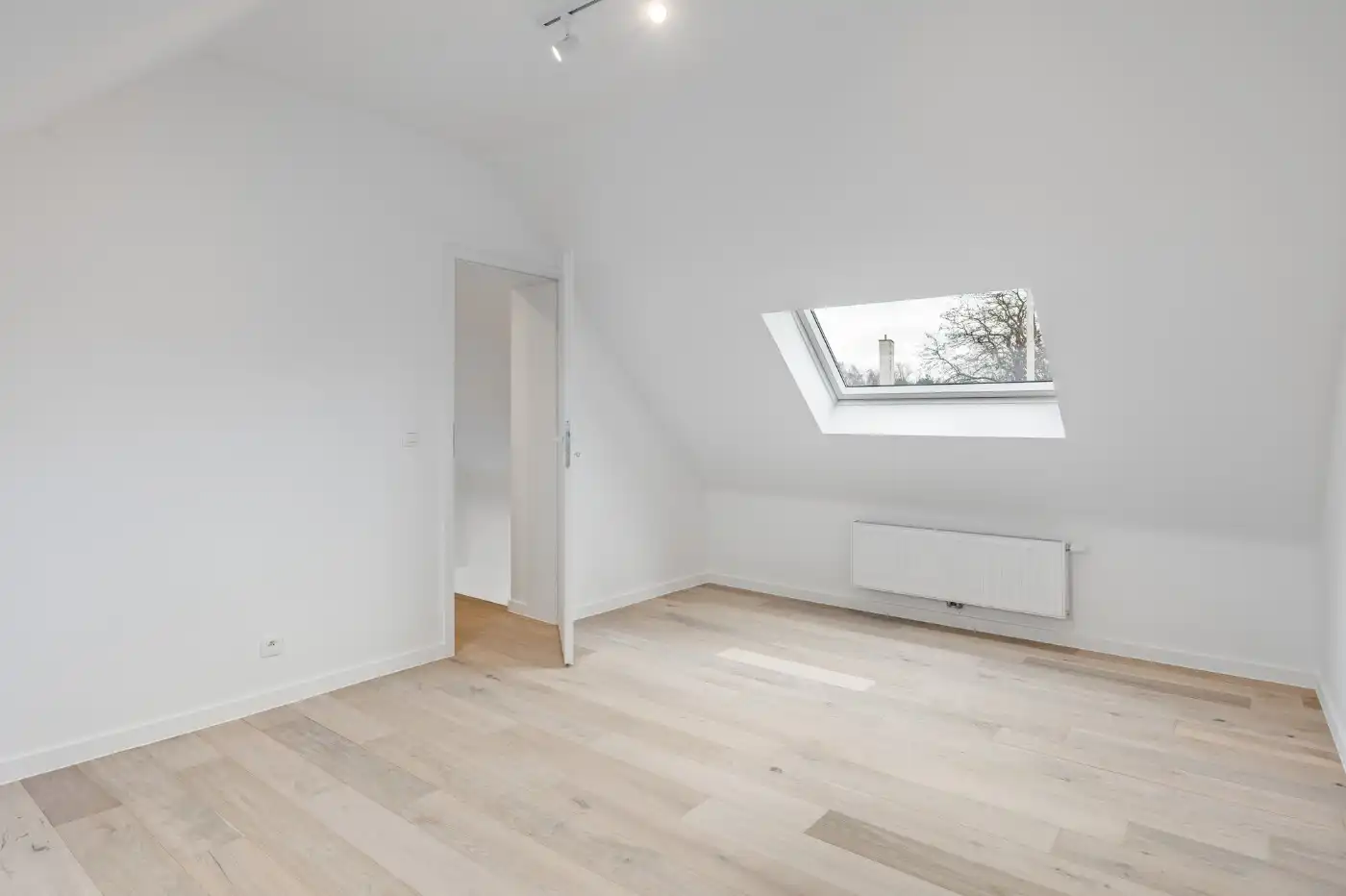 Prachtig gerenoveerde open bebouwing met 3 slpk. en autostaanplaats foto 16