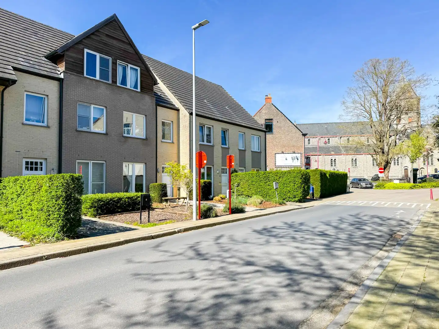 Gezellige rijwoning met 4 slaapkamers, tuin en carport foto 2