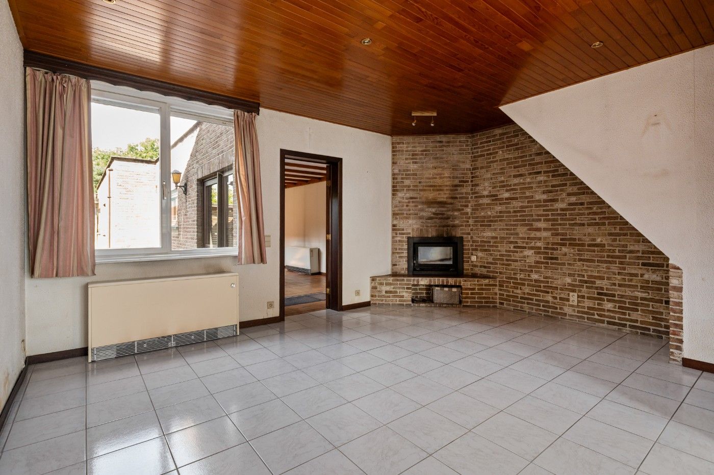 Te renoveren, vrijstaande woning met 2 slpk., oprit en diepe tuin foto 6