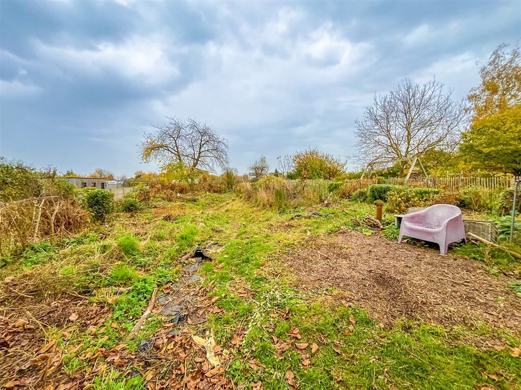 Ruime op te frissen woning met groene tuin! foto 25