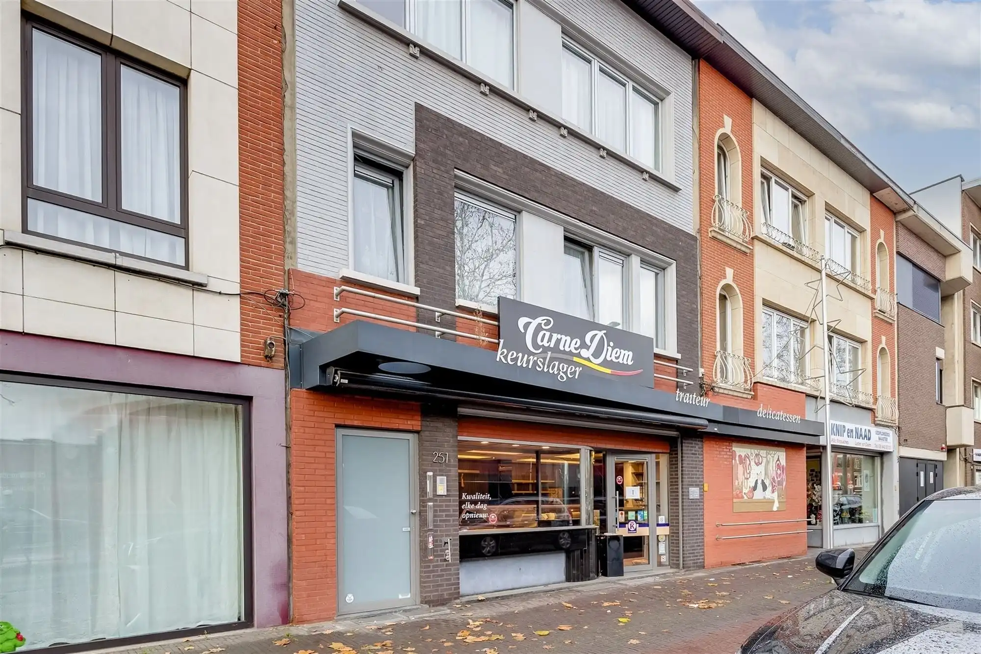 Handelsgelijkvloers op toplocatie in Mortsel - voormalige slagerij  foto {{pictureIndex}}