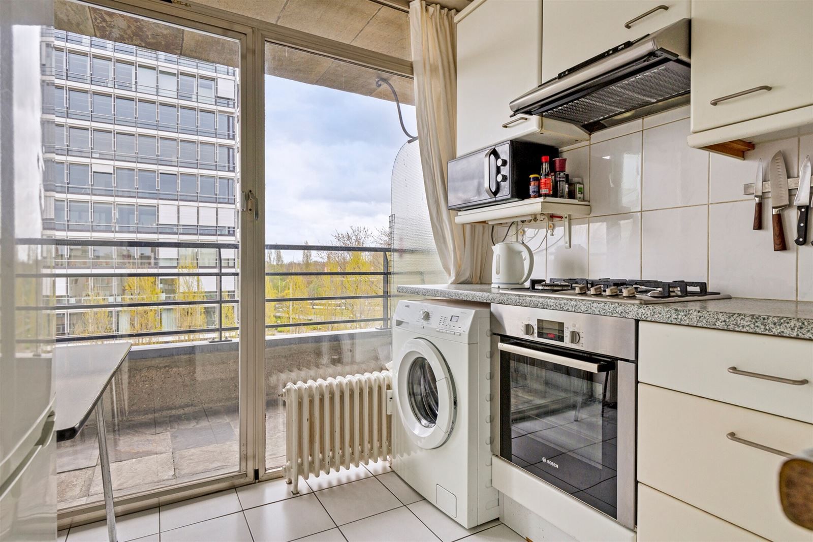 Gunstig gelegen, instapklaar 3 slaapkamer appartement met kelder + P foto 7