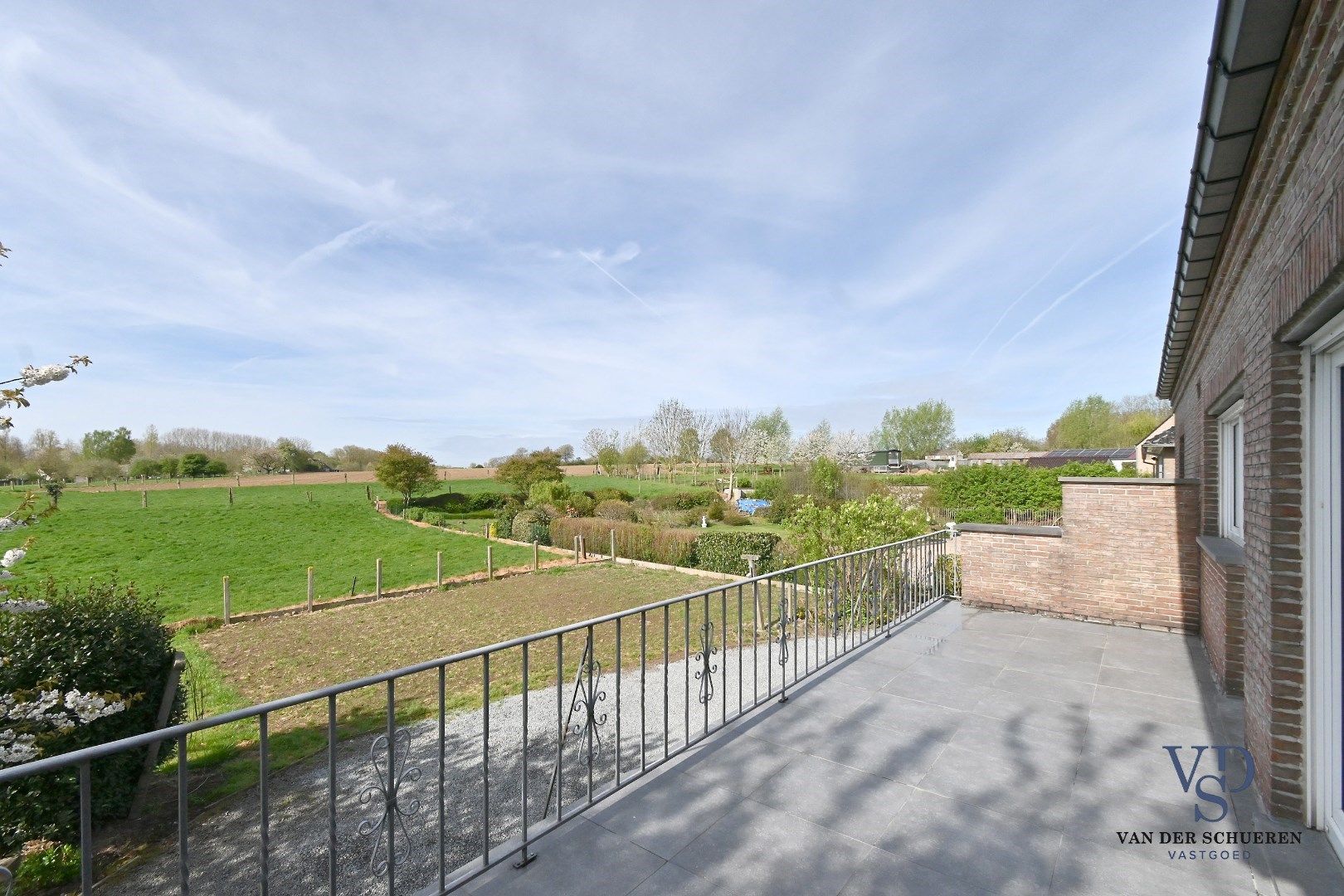 Ruime woning op unieke locatie in het groen, vlakbij Dikkele foto 2