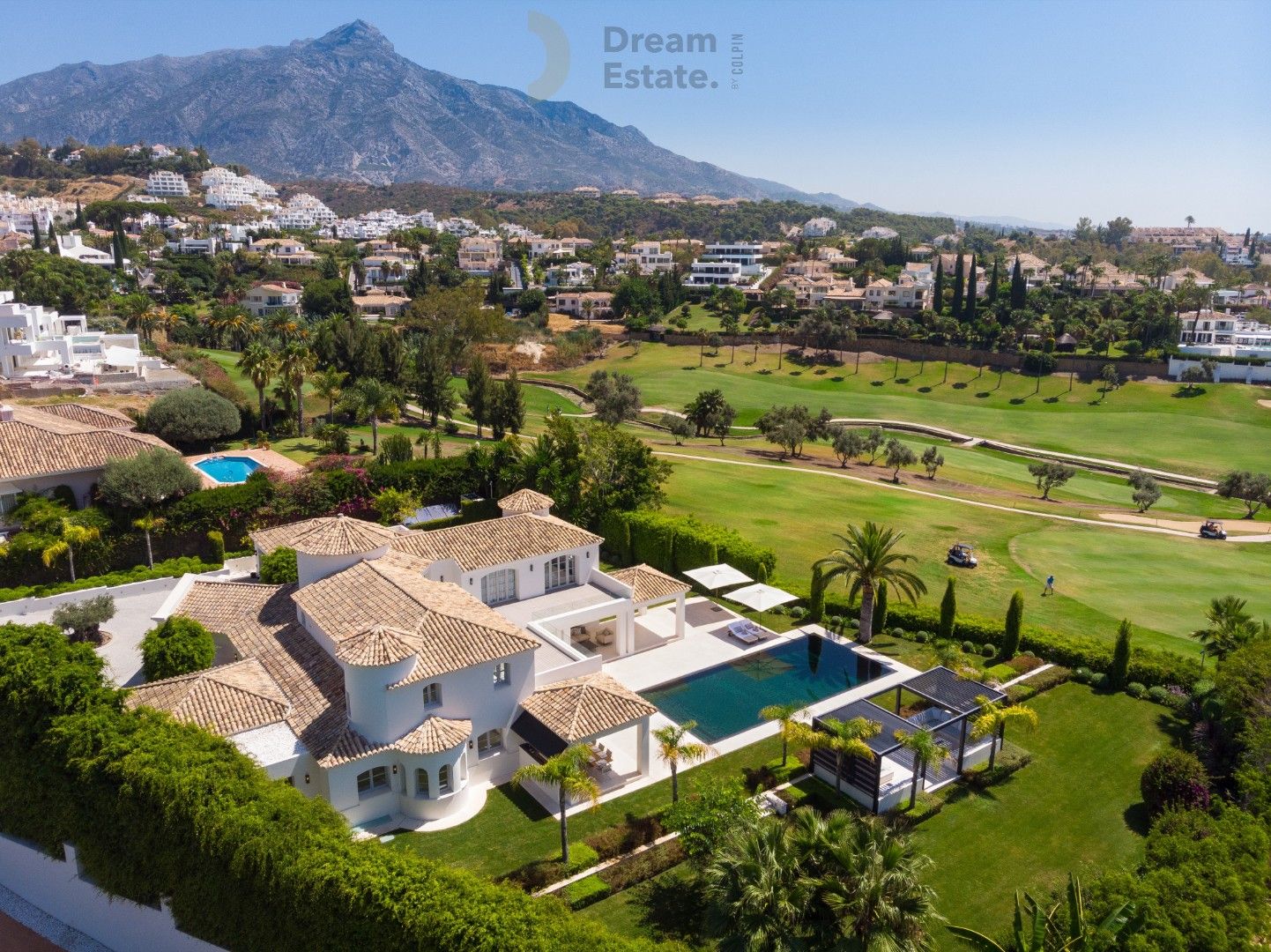 Luxe villa frontline Los Naranjos Golf te Nueva Andalucia. foto {{pictureIndex}}