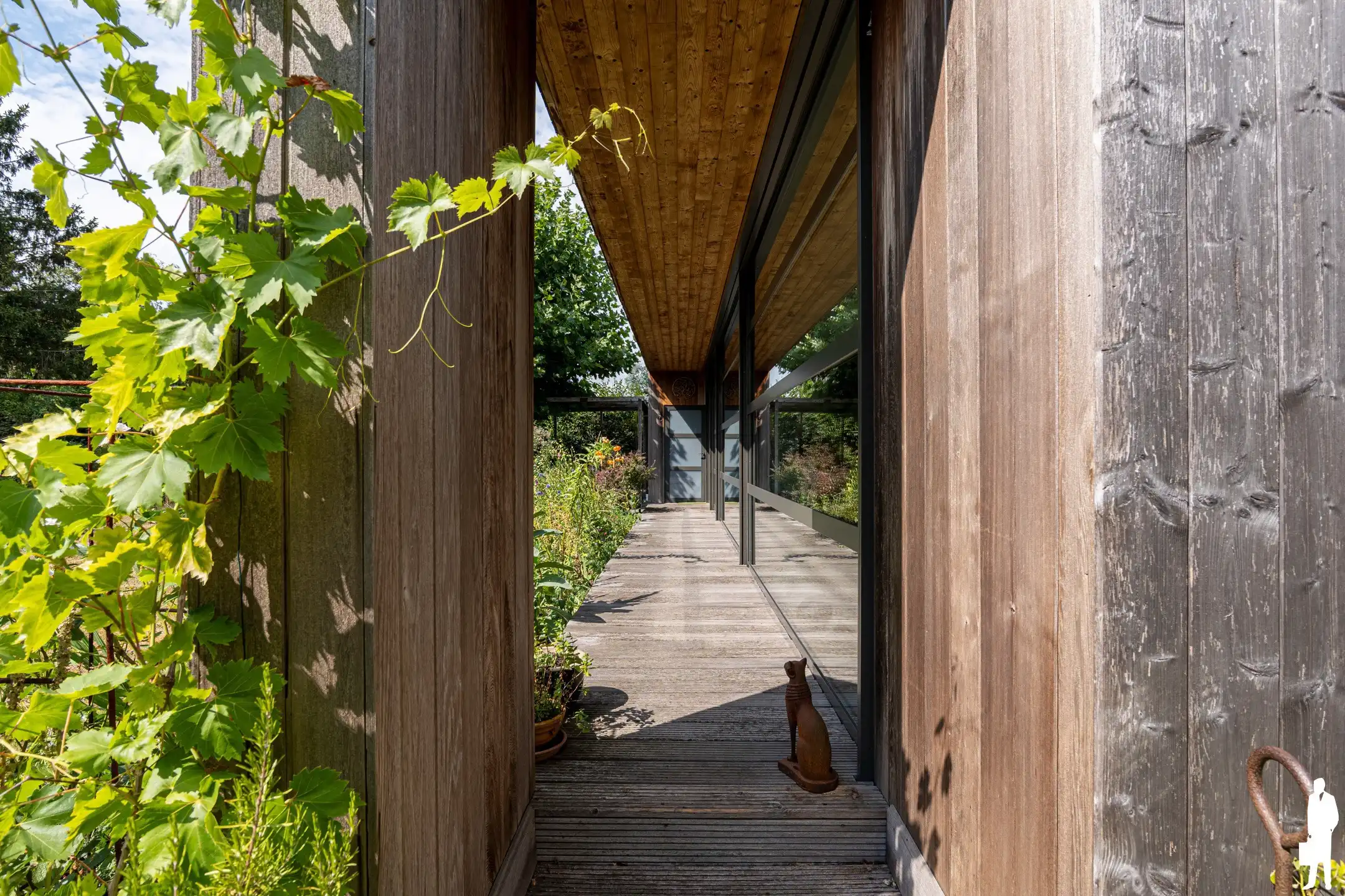 Unieke woning; architecturaal ontwerp, organische natuurtuin foto 3