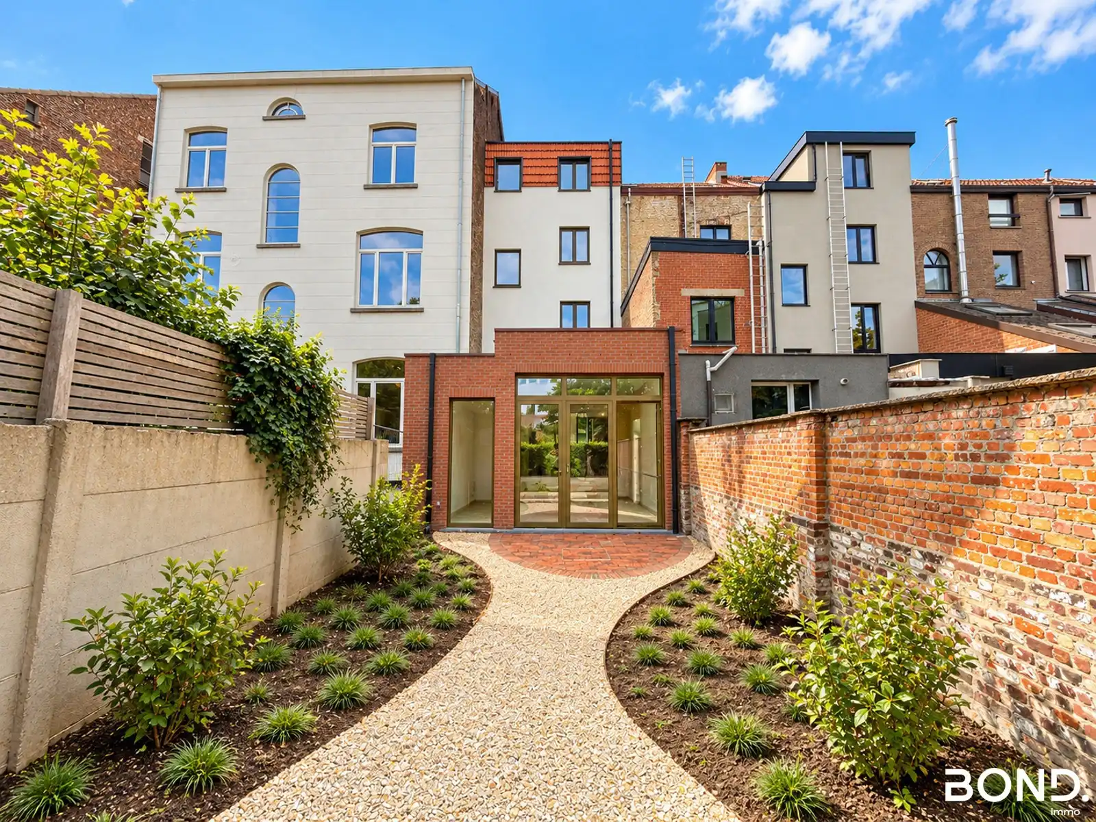 Ruime vernieuwbouwwoning met 6 slaapkamers te huur in Leuven foto {{pictureIndex}}