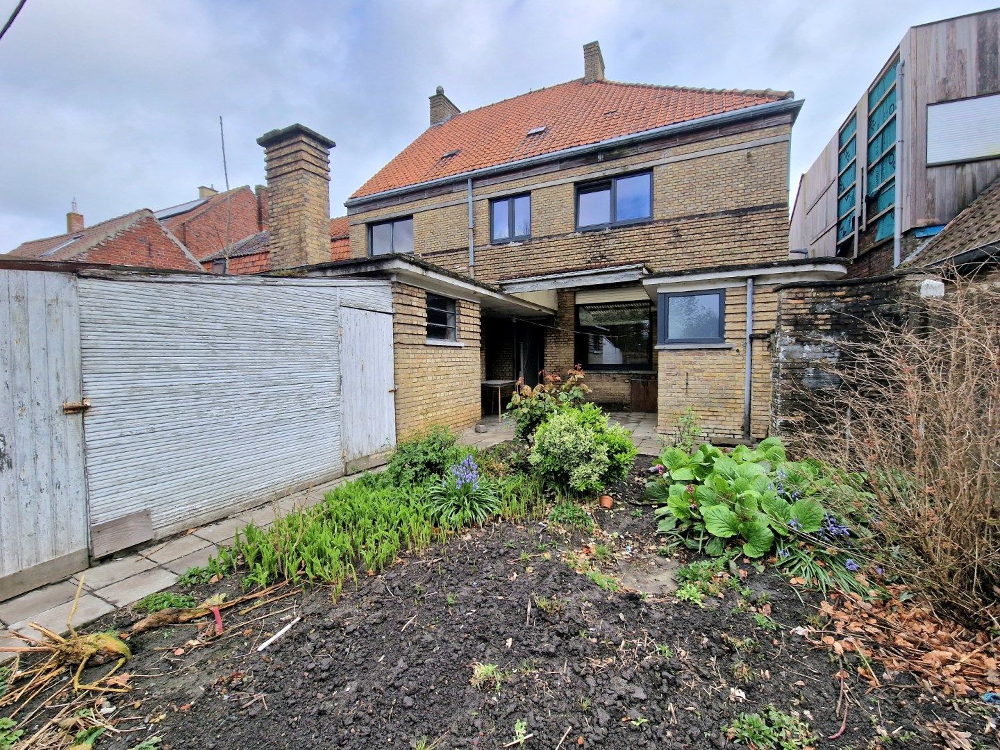 BEVEREN AD IJZER - Te renoveren, ruime kangoeroewoning/dubbele woonst voorzien van 6 slaapkamers, ruime garage en zonnige tuin met bijgebouwen op een perceel va foto 29