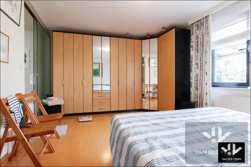 Energiezuinige, instapklare en ruime praktijkwoning met ideale ligging, tal van mogelijkheden en dubbele garage foto 17