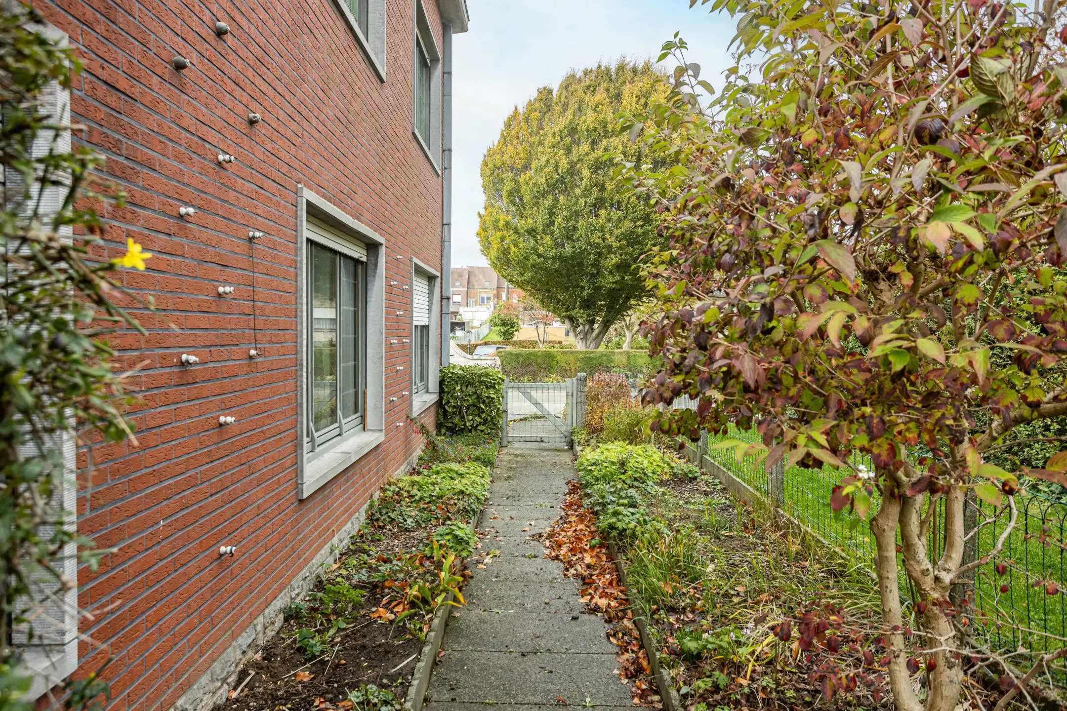 Gunstig gelegen halfopen bebouwing met garage. foto 24