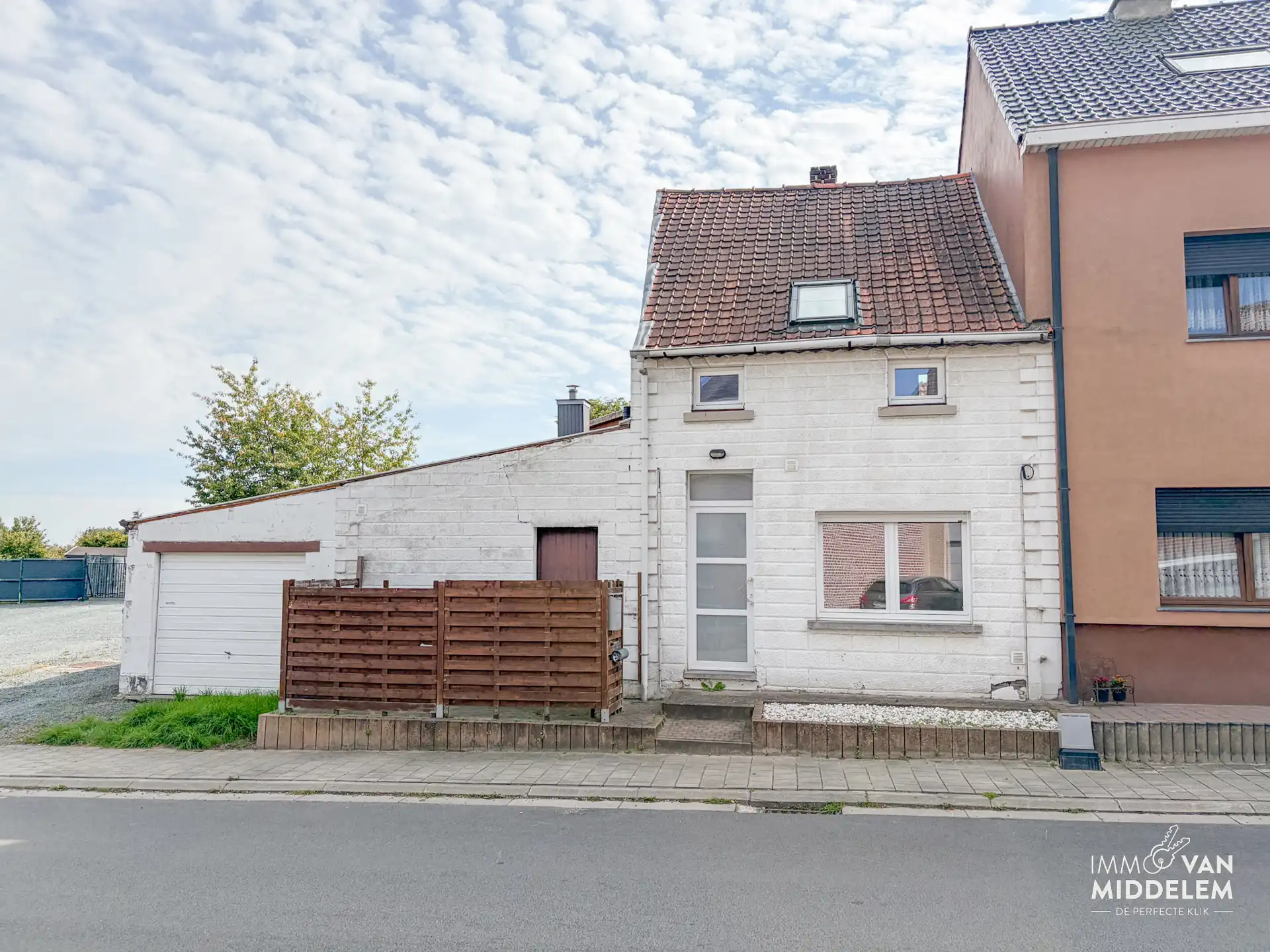 Hoofdfoto van de publicatie: TE RENOVEREN STARTERSWONING MET 2 SLAAPKAMERS EN GARAGE