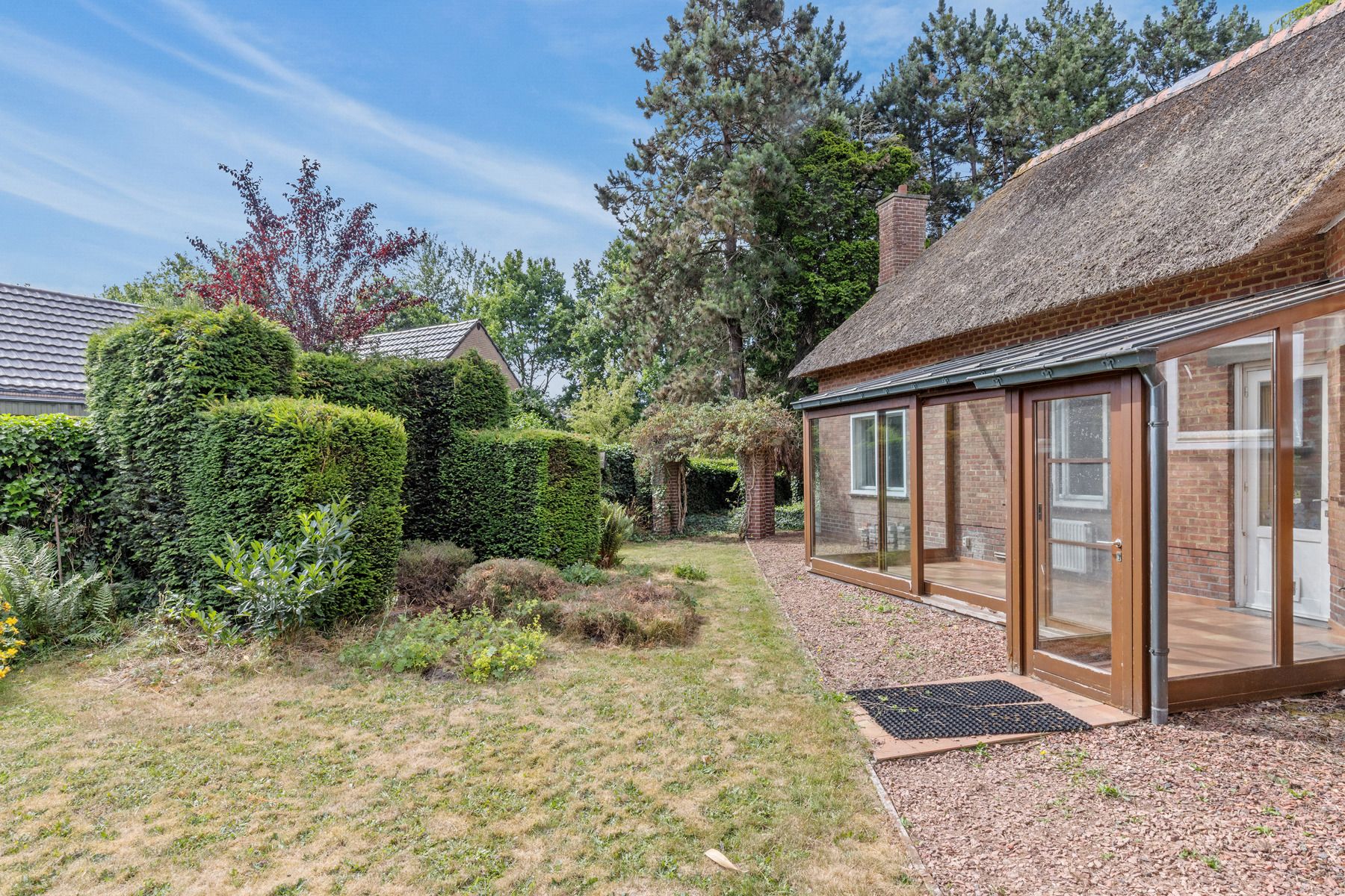 Geheel te renoveren / te slopen woning in residentiële wijk foto 17