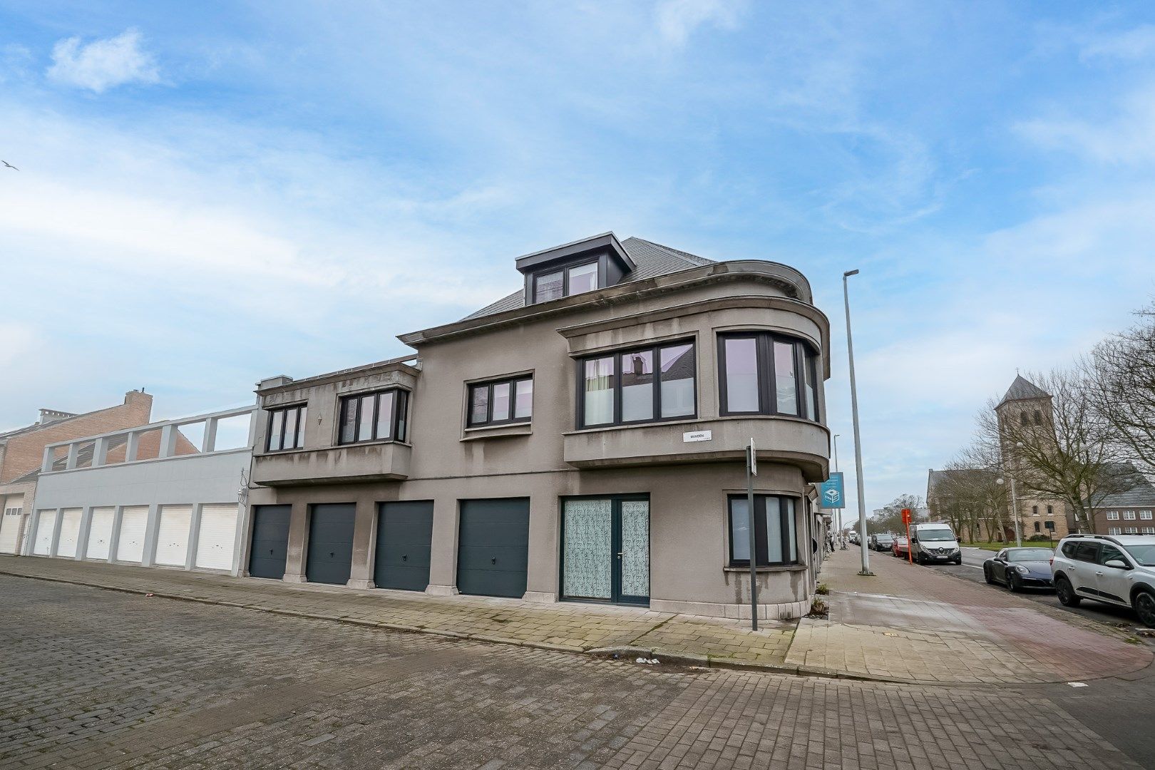 Hoofdfoto van de publicatie: Instapklare hoekwoning met 3 slaapkamers en 4 garages