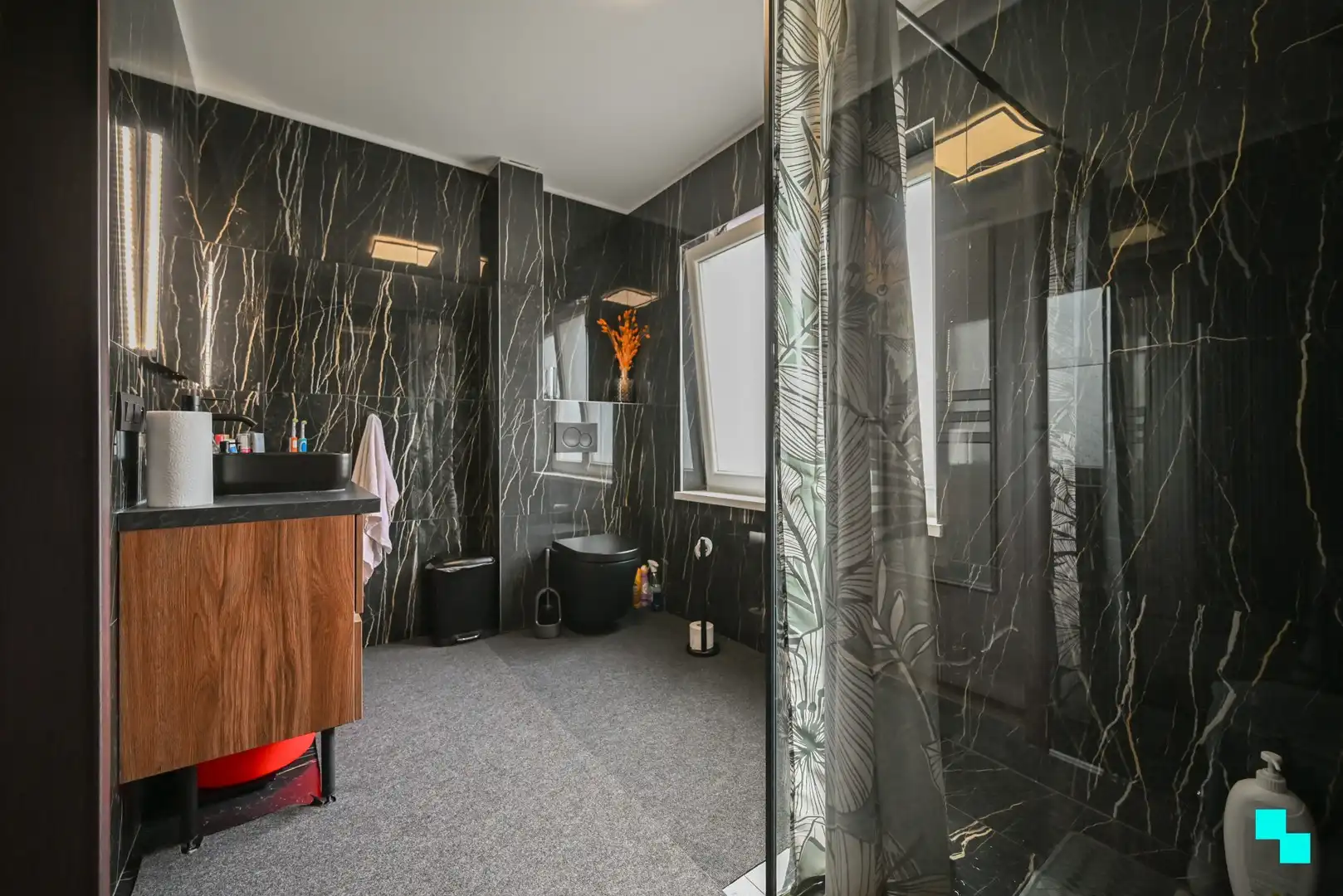Instapklare, gerenoveerde woning met achteruitgang te Izegem foto 26