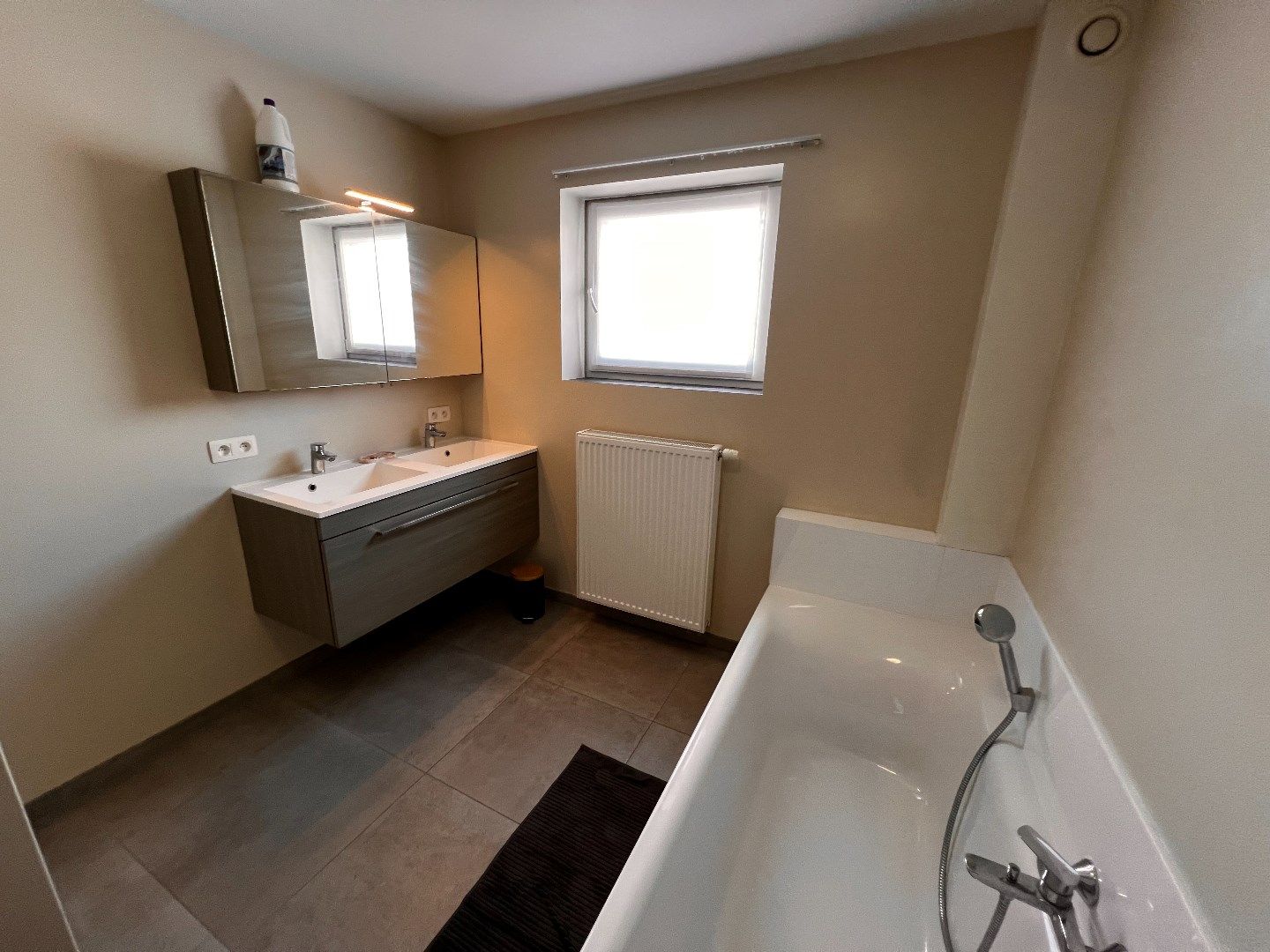 HALFOPEN WONING MET 3 SLAAPKAMERS, TUIN EN POLYVALENTE RUIMTE foto 15
