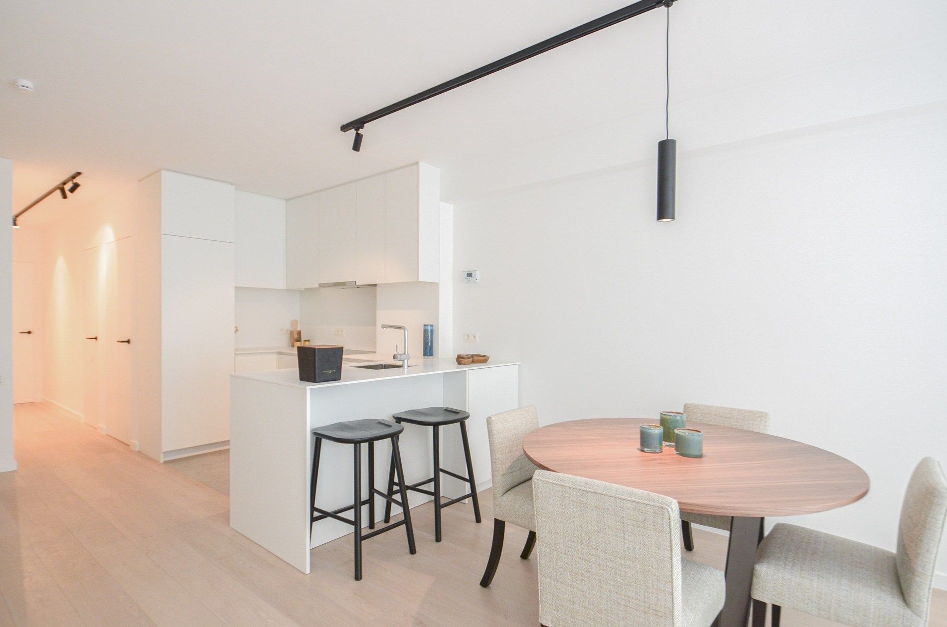 Tijdloos, volledig gerenoveerd appartement met zijdelings zeezicht gelegen in het Zoute.  foto 2