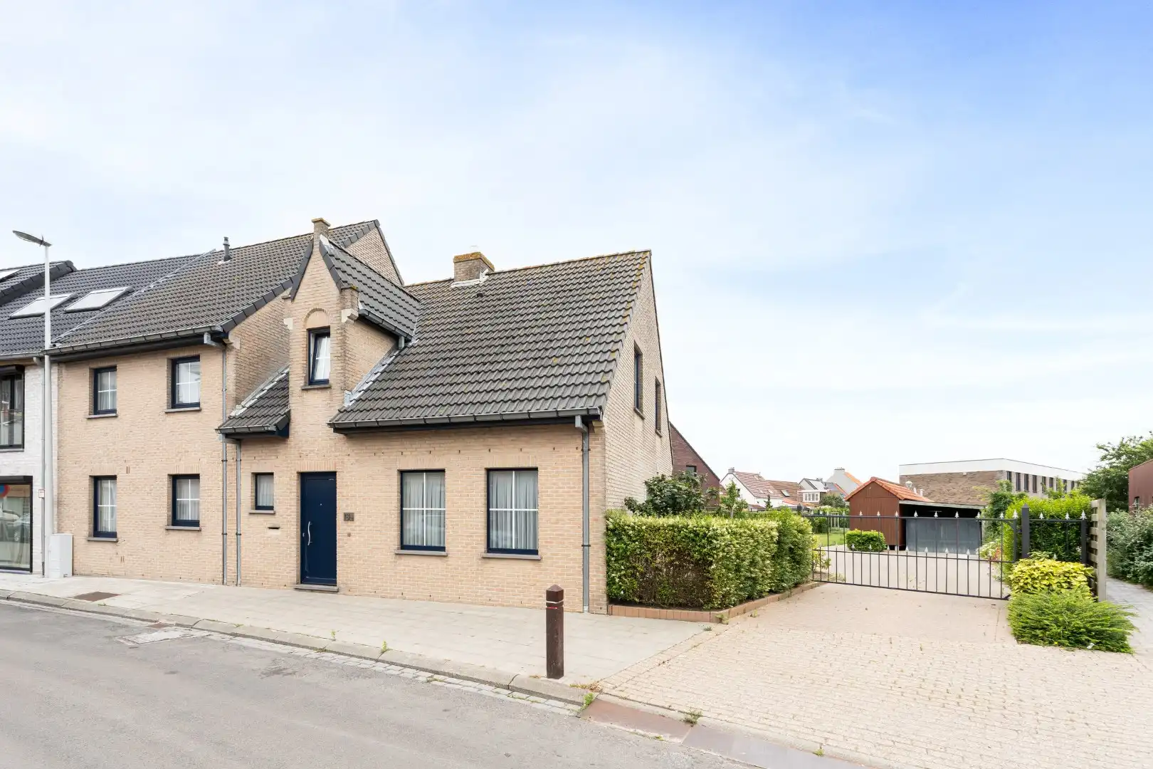 Te koop in Bredene: ruime instapklare halfopen bebouwing met 4 slaapkamers, grote tuin en multifunctioneel bijgebouw op 848 m² foto 5