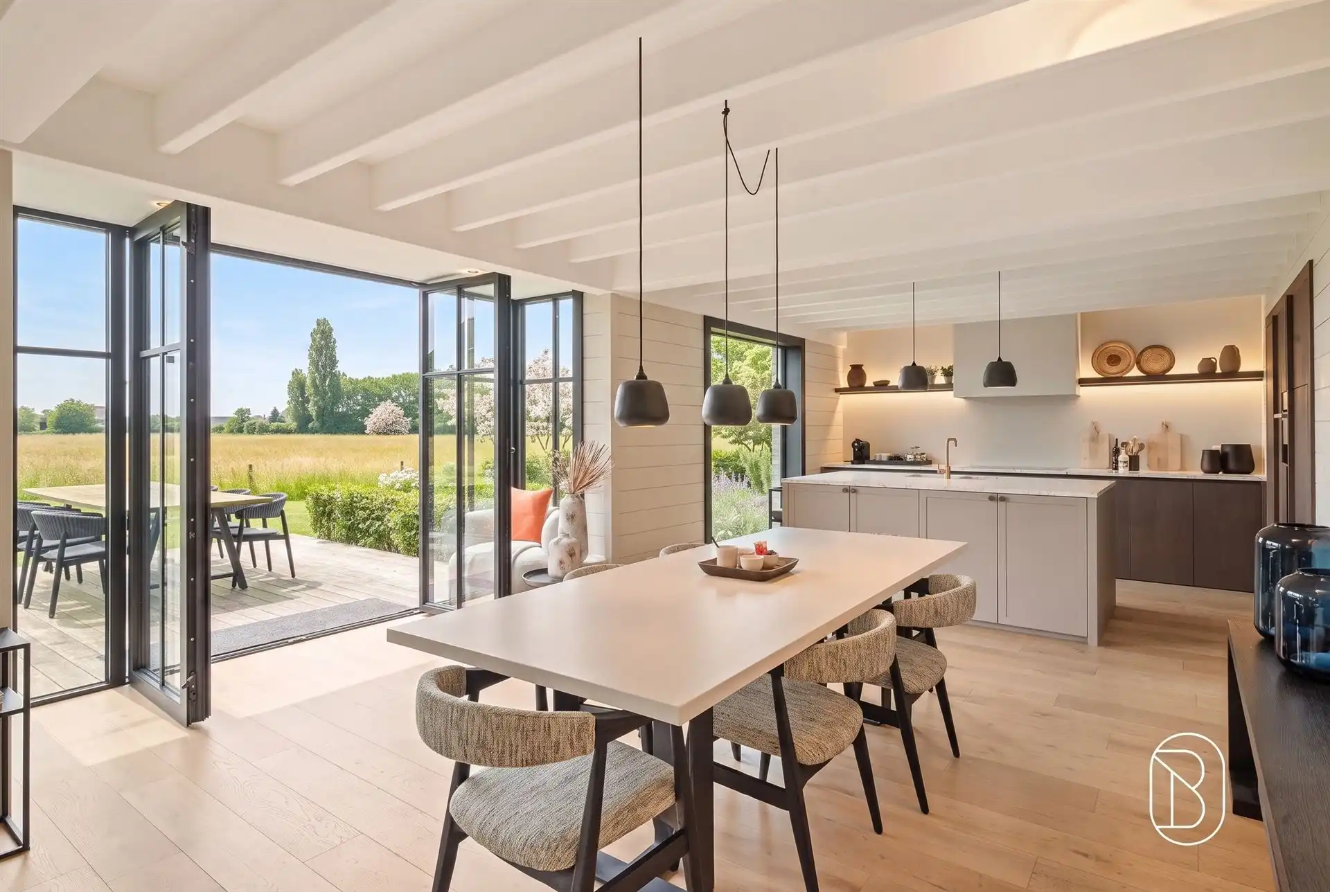 Toffe villa met bijgebouw en tuin met prachtig zicht foto 11