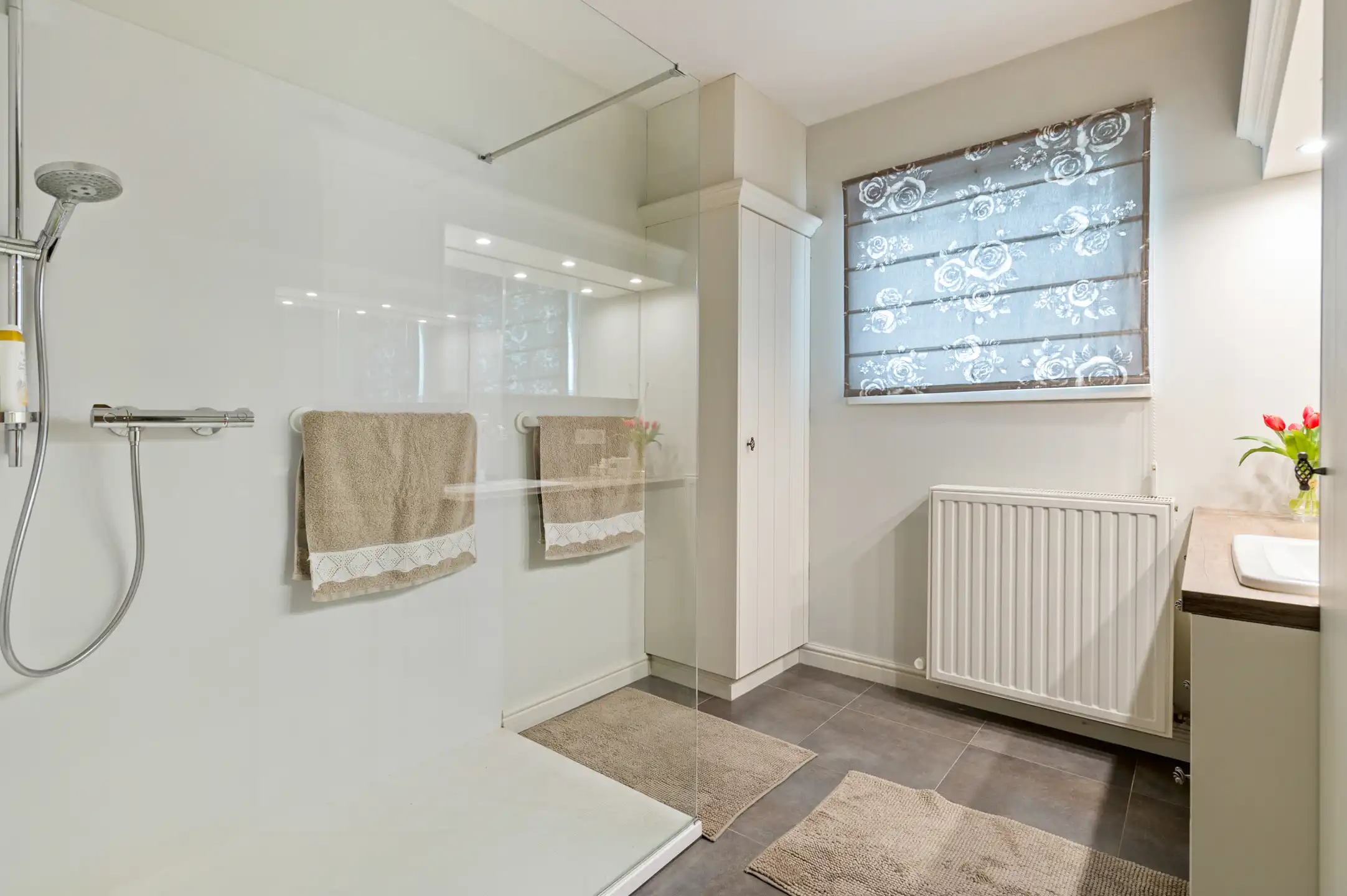 Mooie open bebouwing met knappe tuin in een rustige woonwijk foto 11