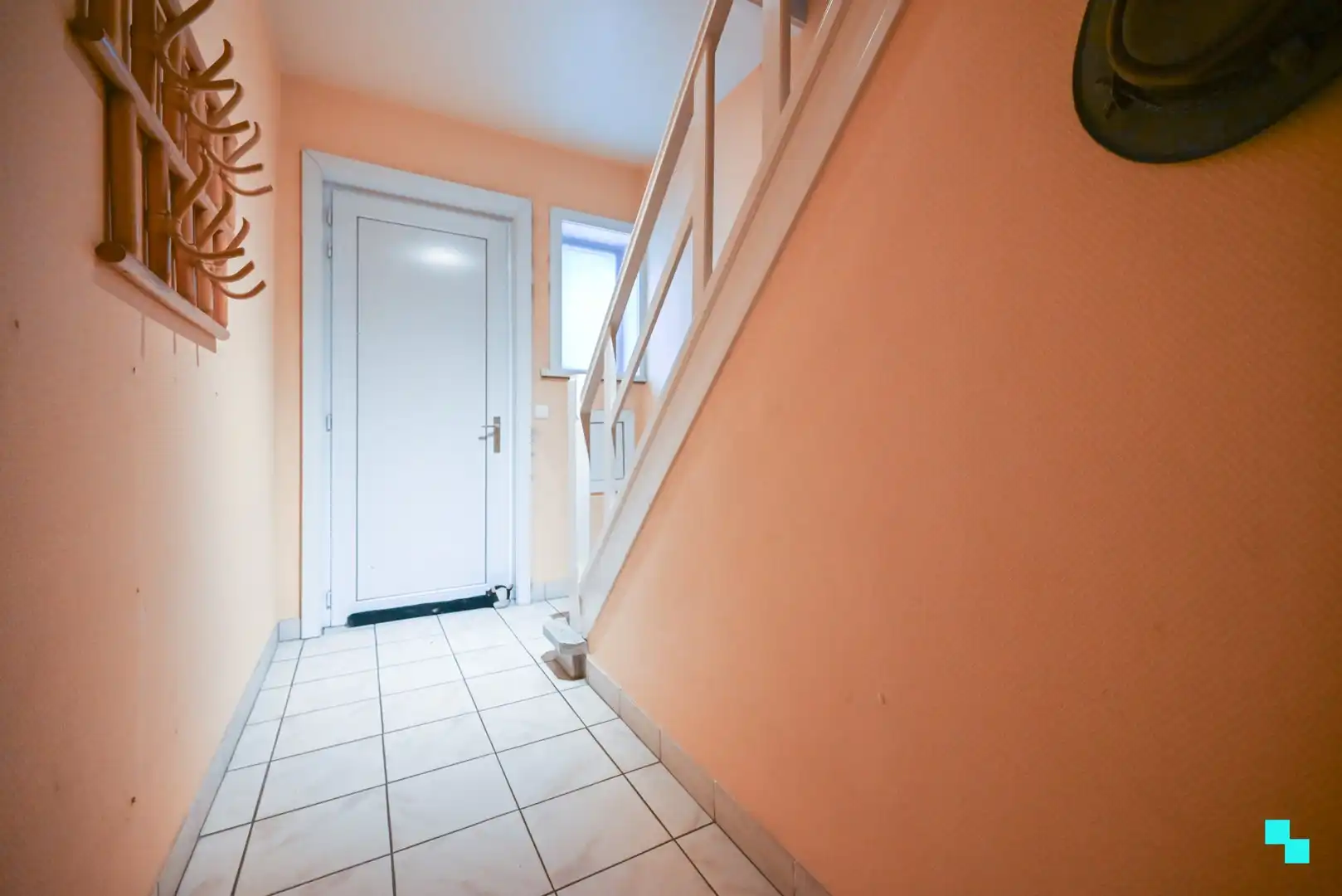 Halfopen bebouwing met garage nabij centrum Izegem foto 5