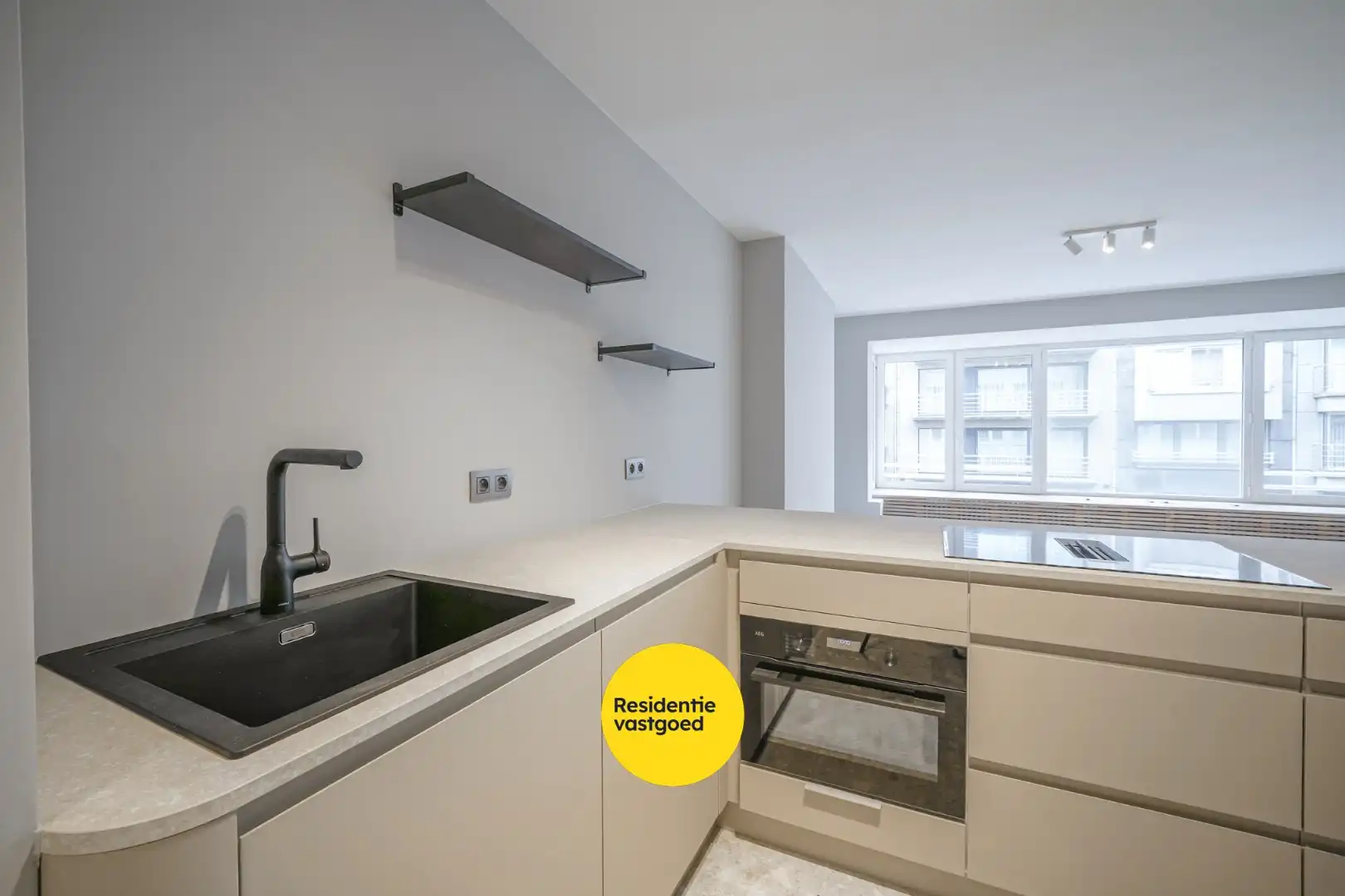 Gerenoveerd 2-slpk appartement met lift in Oostende foto 10