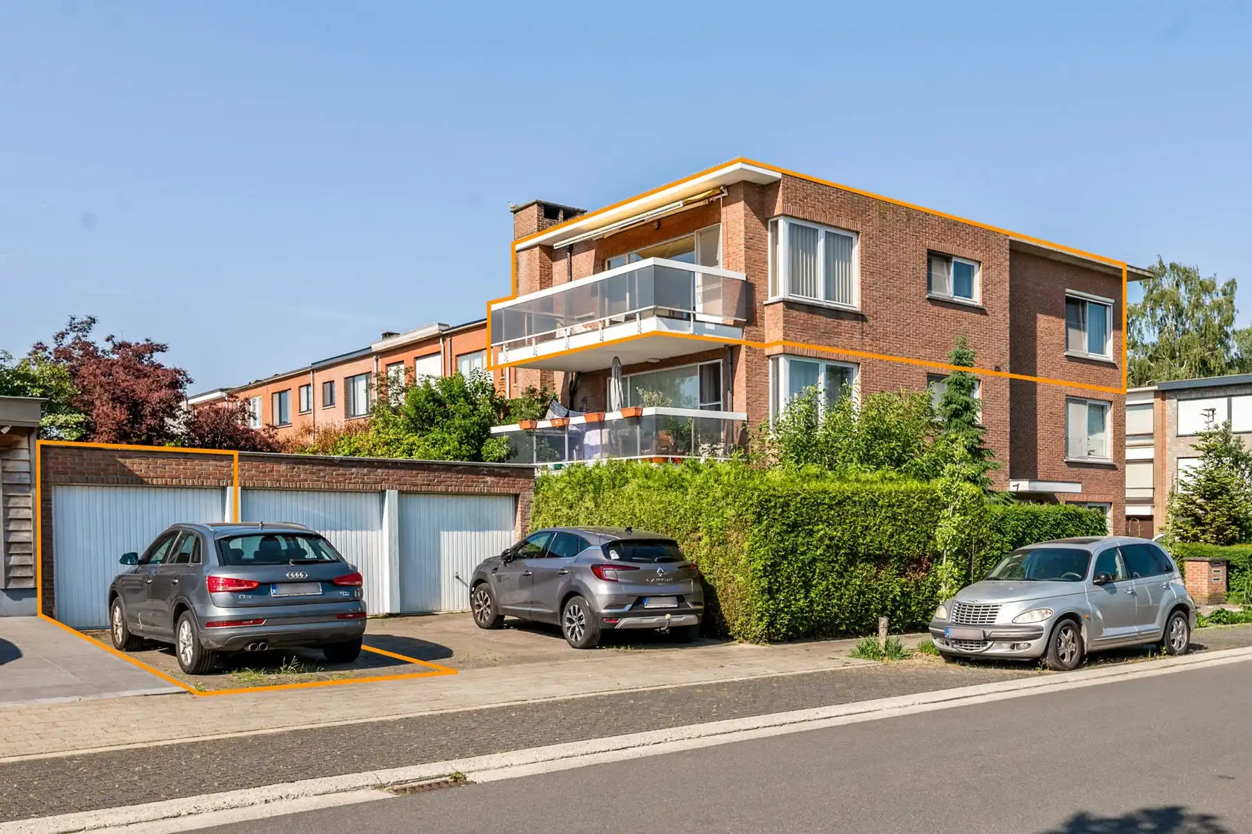 Lichtrijk appartement met garagebox en voorliggende oprit foto {{pictureIndex}}