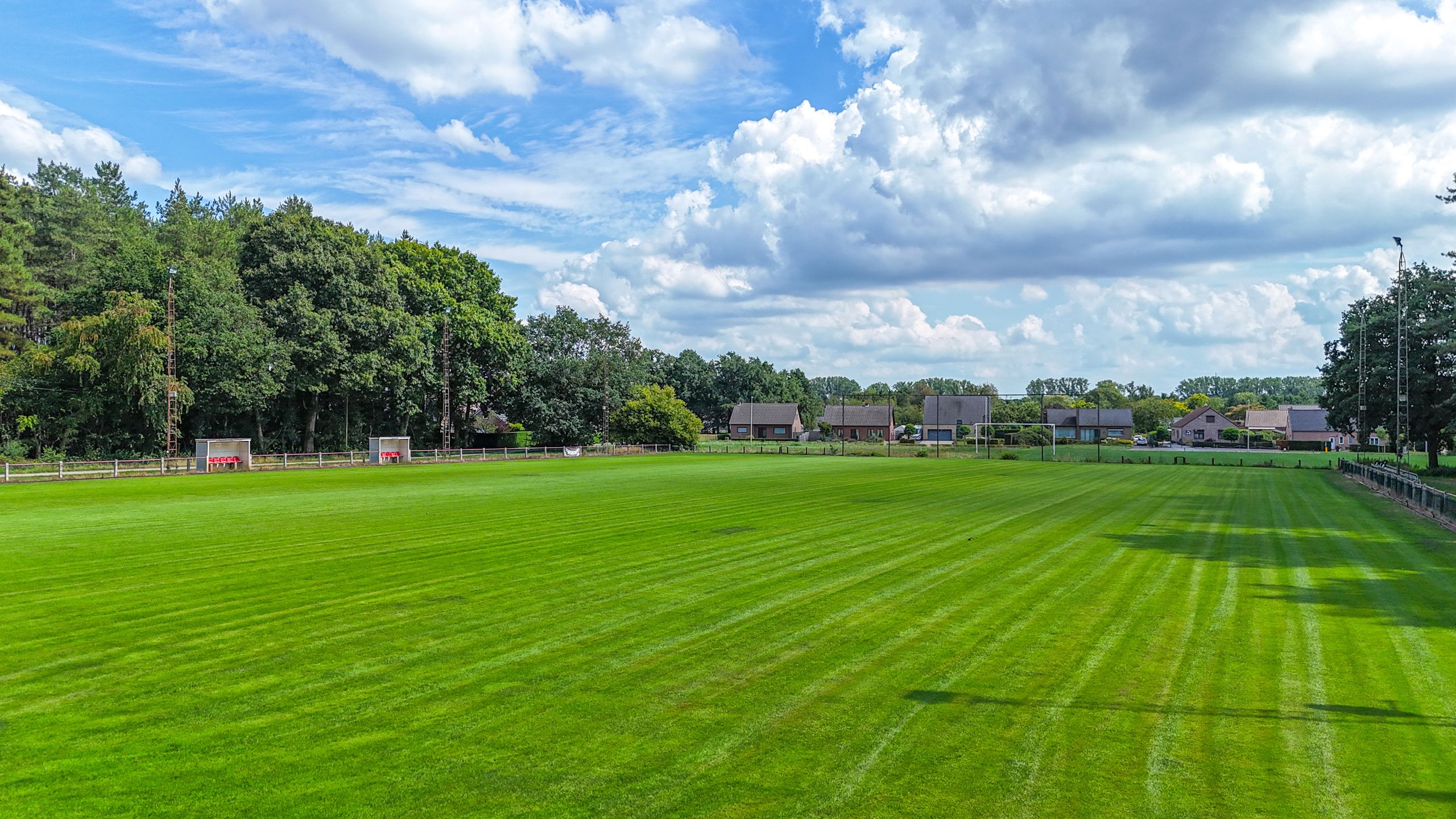 Voetbalveld en kantine op 2,45 ha in prachtig bosrijk gebied! foto 5