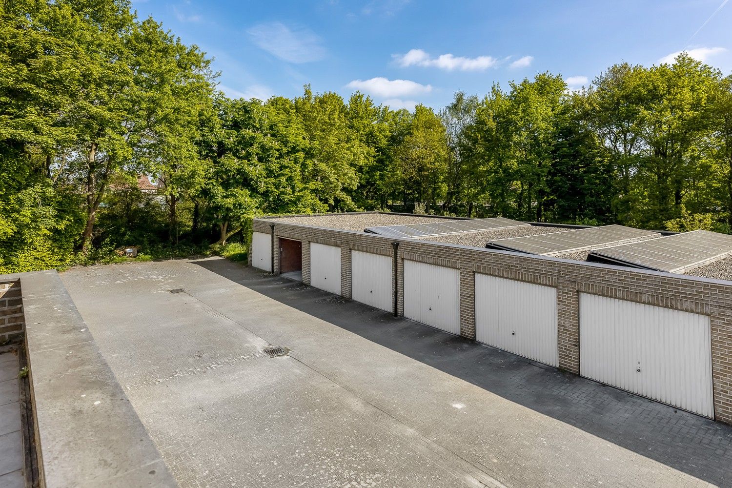 Gerenoveerd appartement met 2 slpkrs en garage foto 12