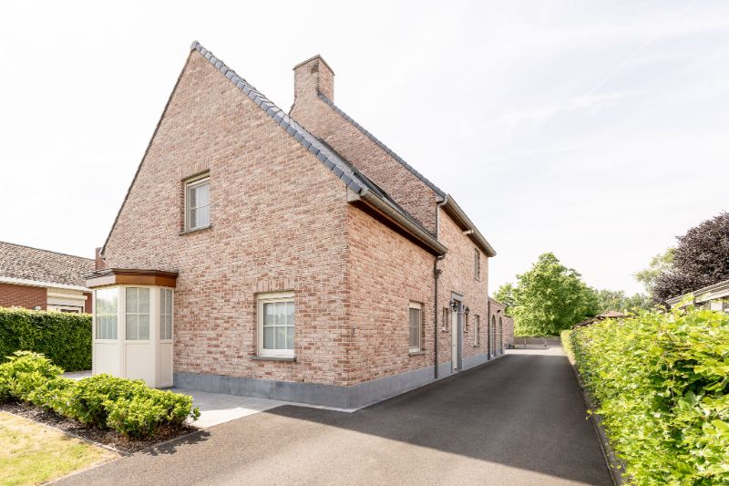 Charmante villa met zwembad, 5 slaapkamers in een rustige buurt! foto 2
