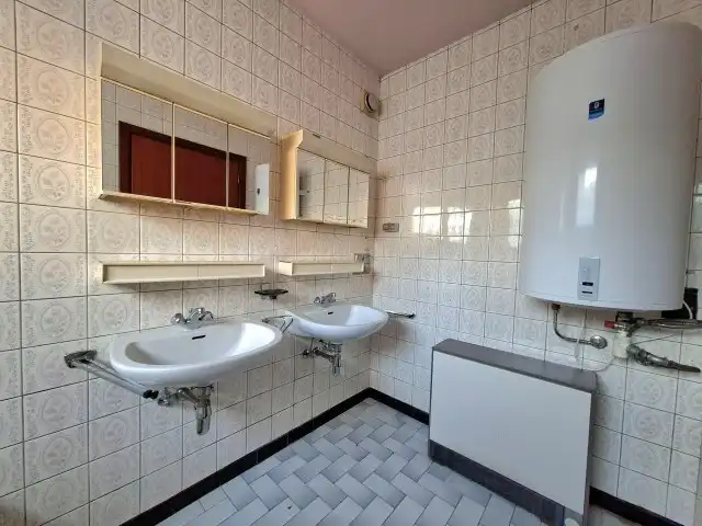 Ruime rijwoning met garage en tuin foto 6