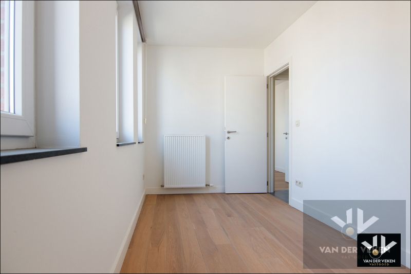 Lichtrijk, energiezuinig en instapklaar 2-slaapkamerappartement met ruim, uitnodigend en zuid-gericht terras op wandelafstand van het centrum foto 10