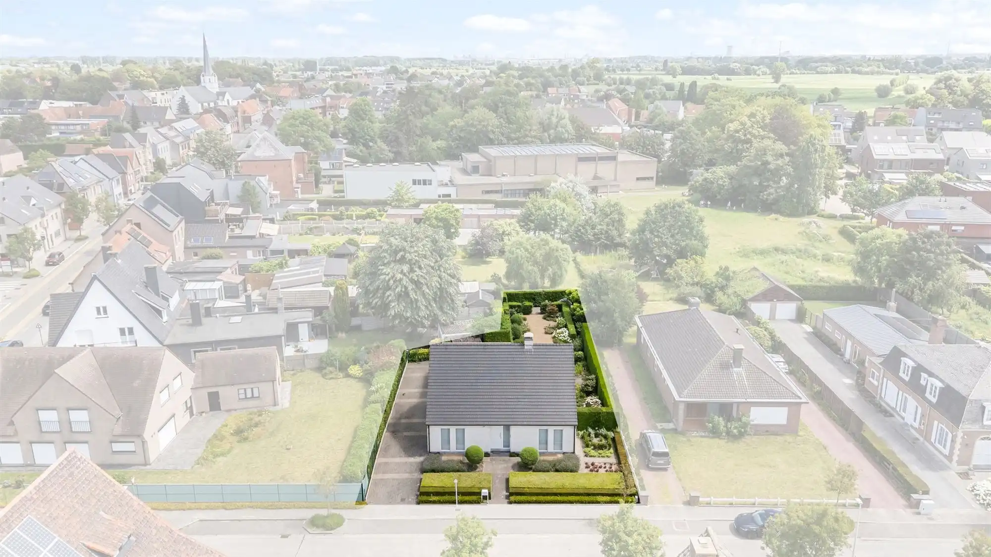 Stijlvolle villawoning met 3 slaapkamers en fijne tuin in gegeerde woonbuurt foto 2