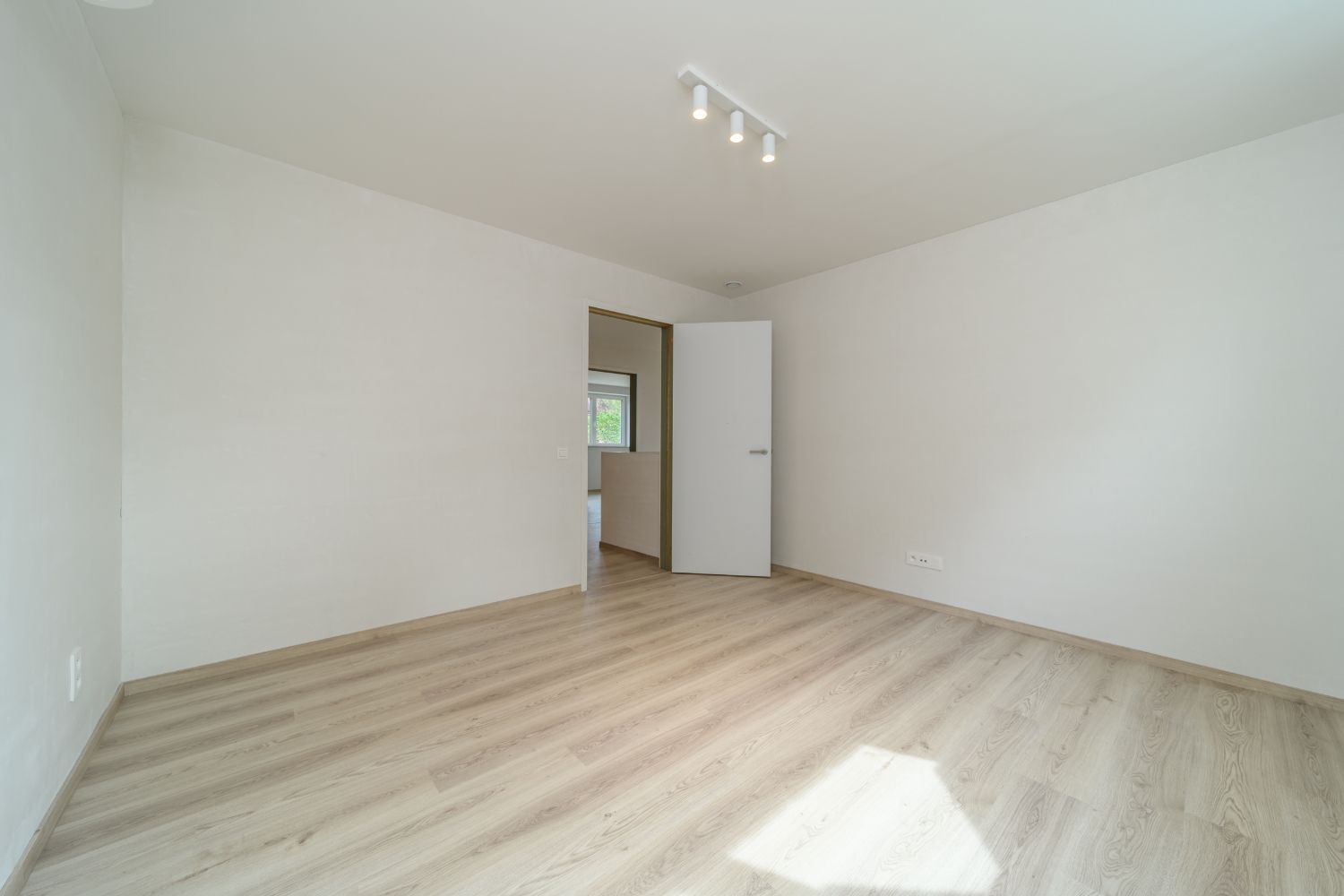 KOKSIJDE: Energiezuinige en kwalitatief afgewerkte nieuwbouwwoning met 3 slaapkamers, carport en gezellig tuintje op 317m² grondopp. foto 16