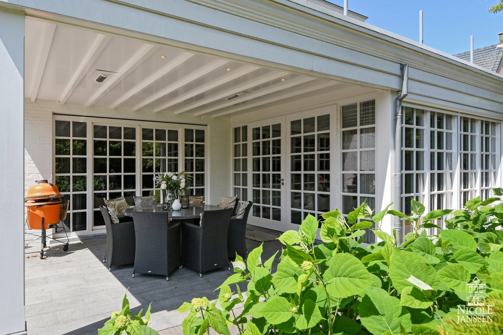 Luxueus en ruim ingedeeld landhuis met naastliggend garagegebouw met appartement foto 33