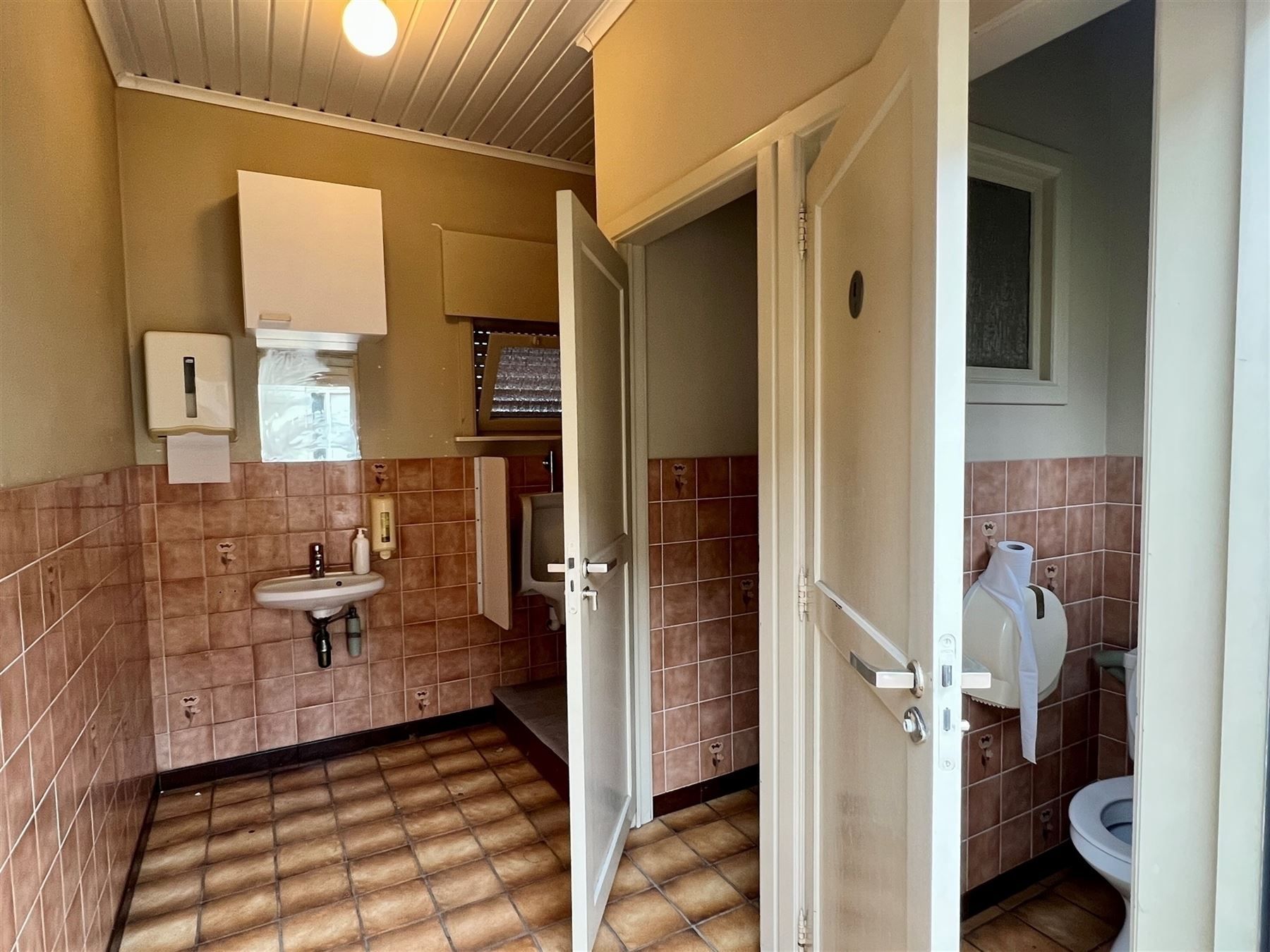 Veelzijdig en ruim commercieel pand met woonst foto 9