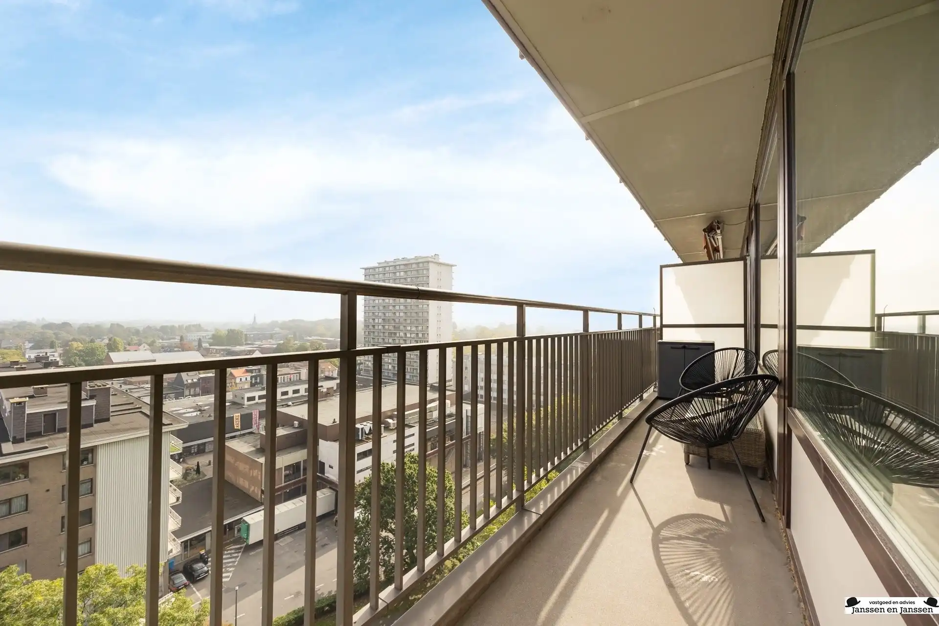Gerenoveerd 2-slaapkamer appartement met 2 terrassen en prachtig uitzicht foto 15