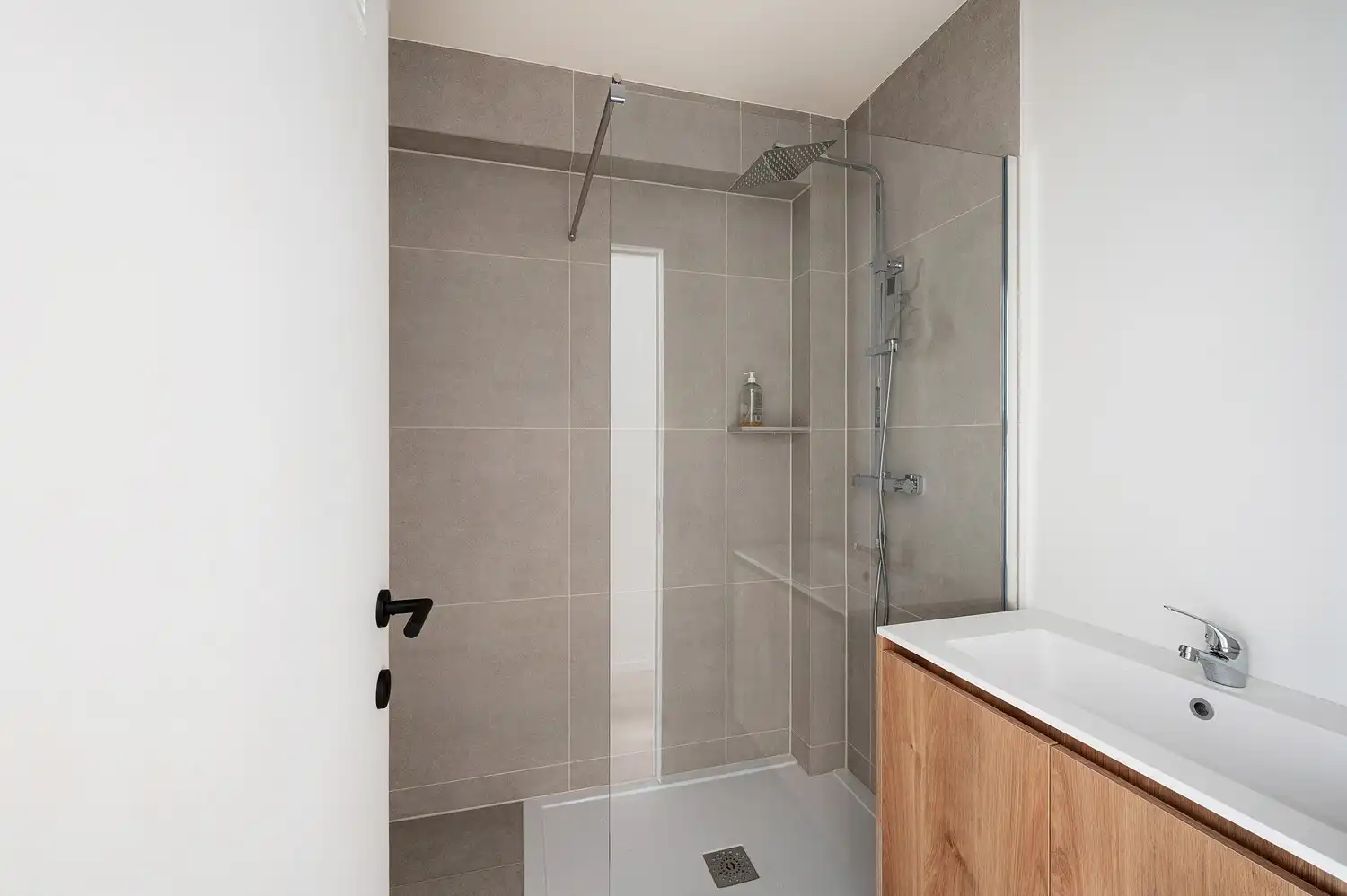 Vernieuwd en energiezuinig appartement vlakbij de Zeedijk foto 9