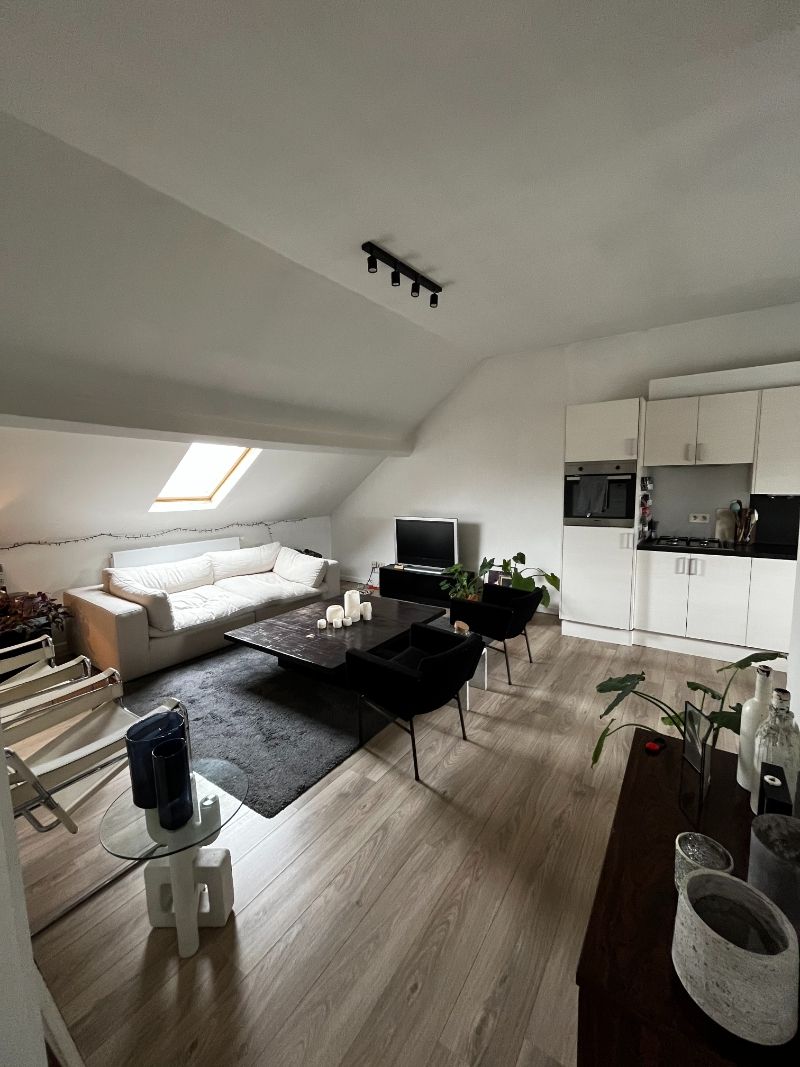 --- NIEUW --- Goed gelegen dakappartement foto 2