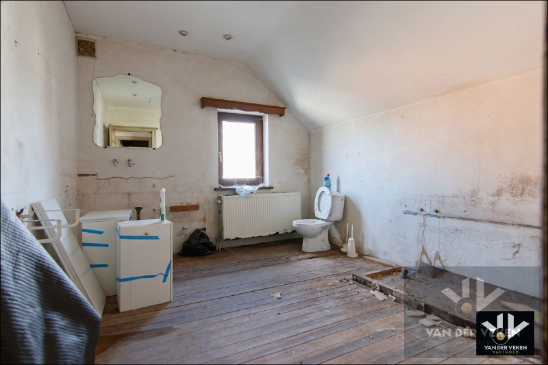 Karaktervolle, te renoveren woning op een perceel van ruim 12 aren. Ideaal gelegen nabij het centrum van Tongeren! foto 15