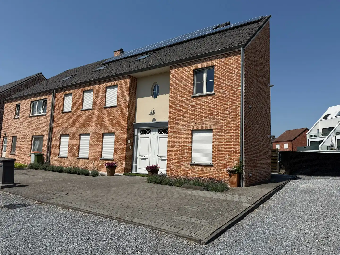 Prachtig, instapklaar energiezuinig appartement met 3 slaapkamers, terras en tuin te Bocholt. foto {{pictureIndex}}