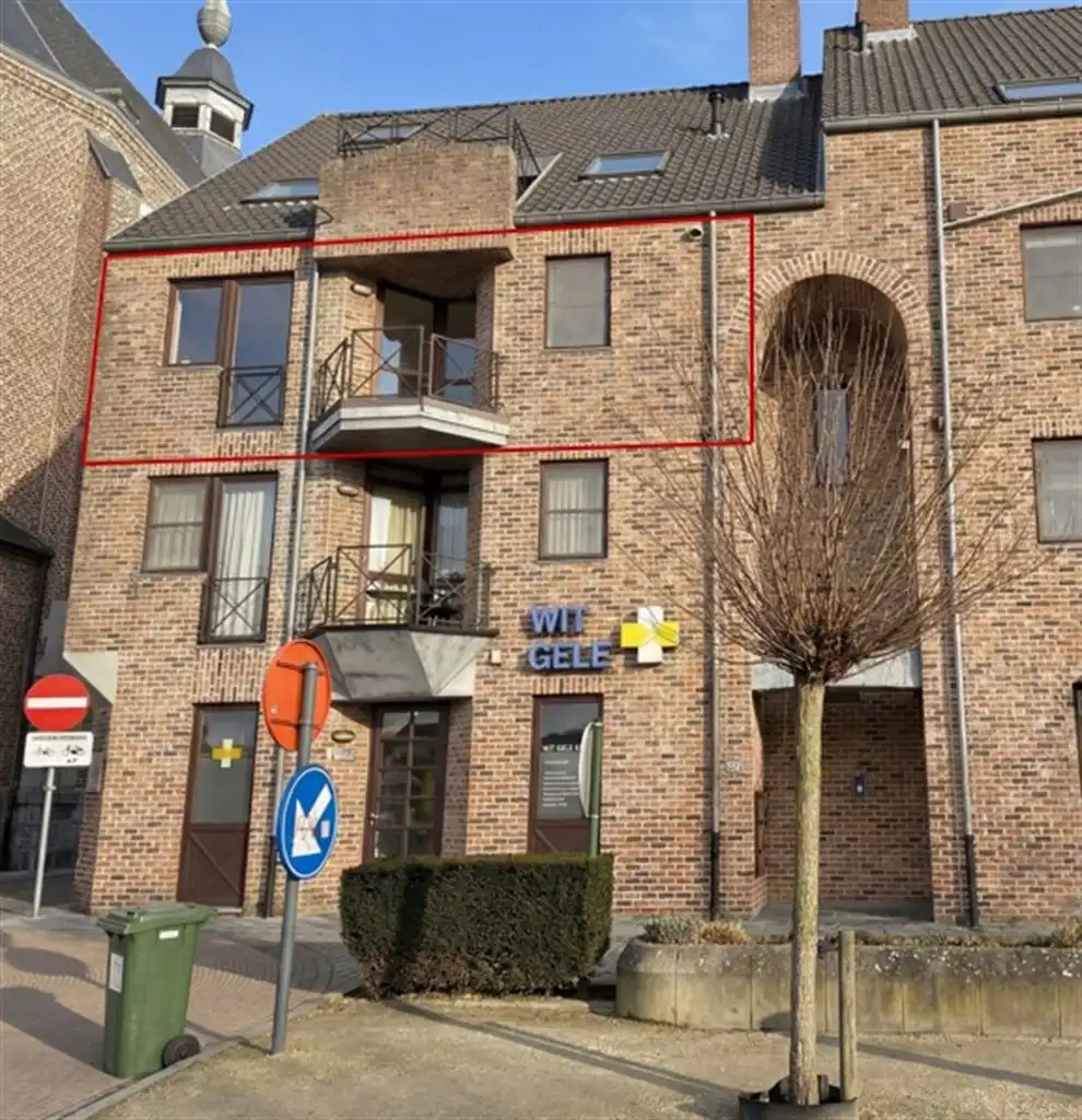 Prachtig 2 (+1)-slaapkamer appartement met terrasje, autostaanplaats en berging op een toplocatie nabij de Markt van Maaseik. foto 15